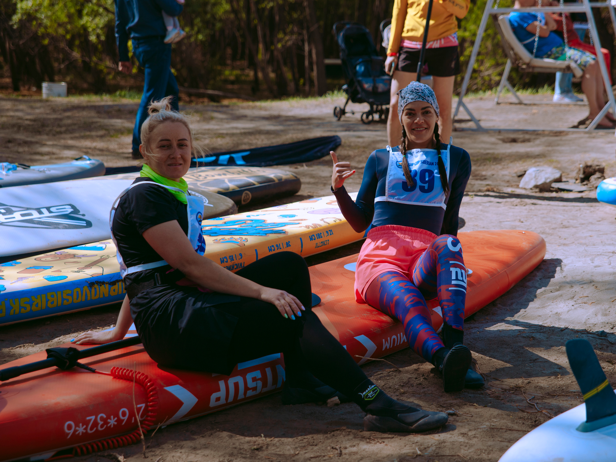 Девушки сидят на сапах.