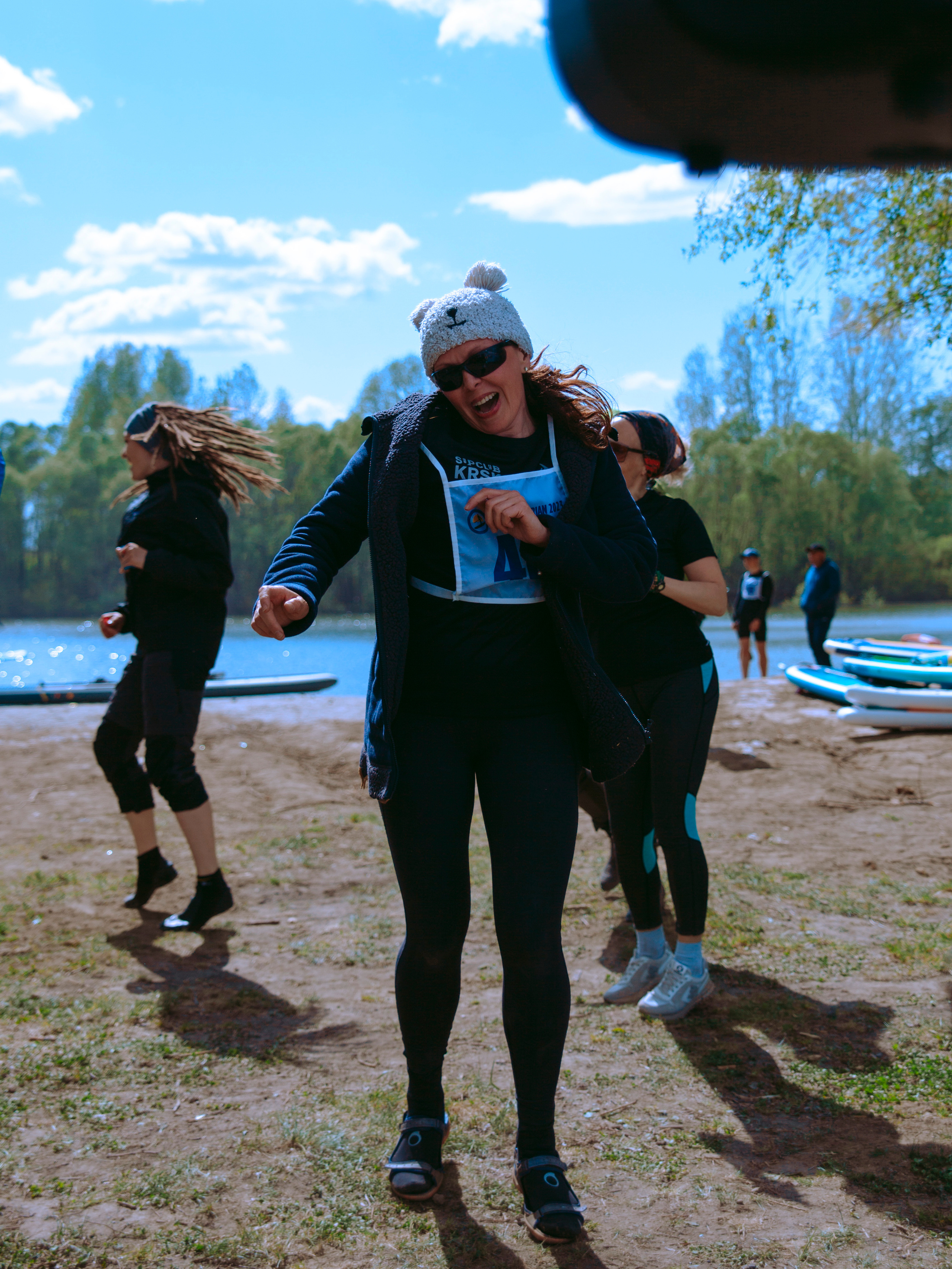 Женщина в шапке с ушками танцует.