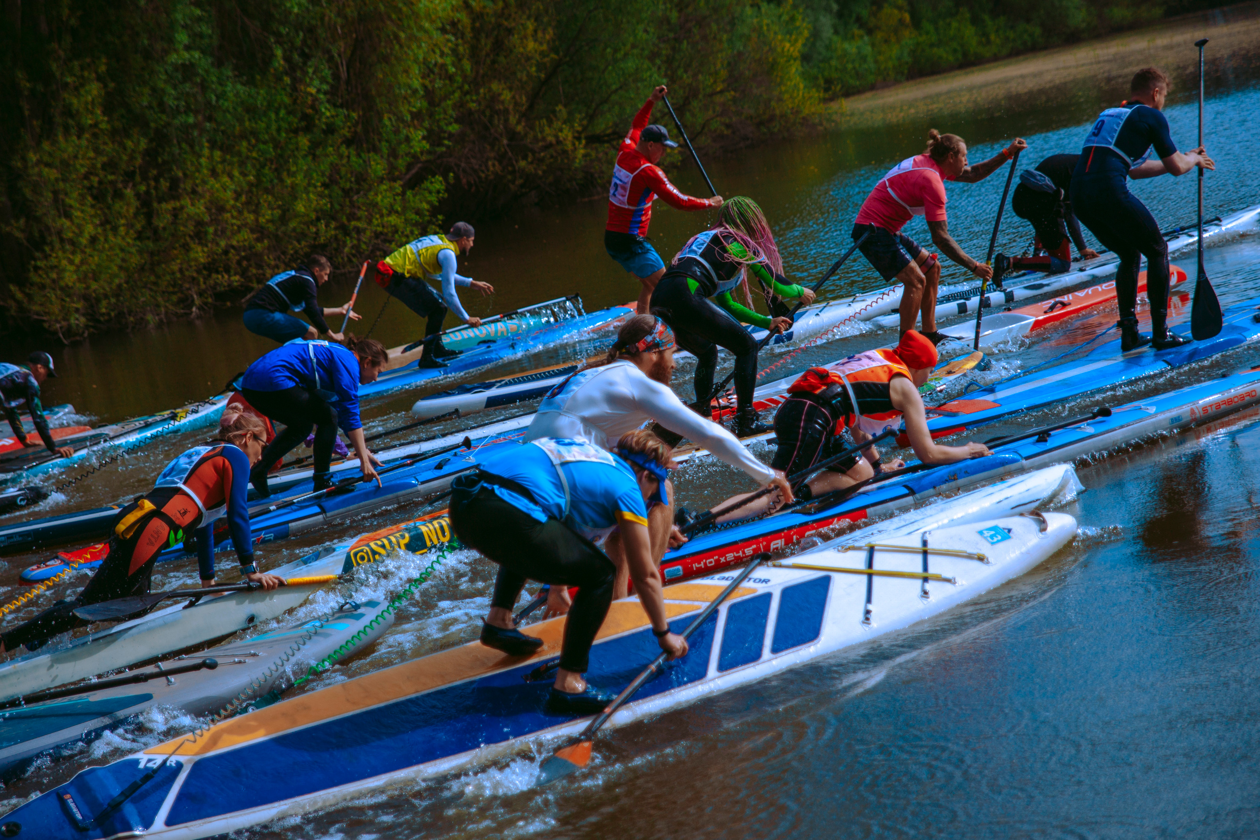 Массовый заплыв на соревнованиях по сапам в Новосибирске.