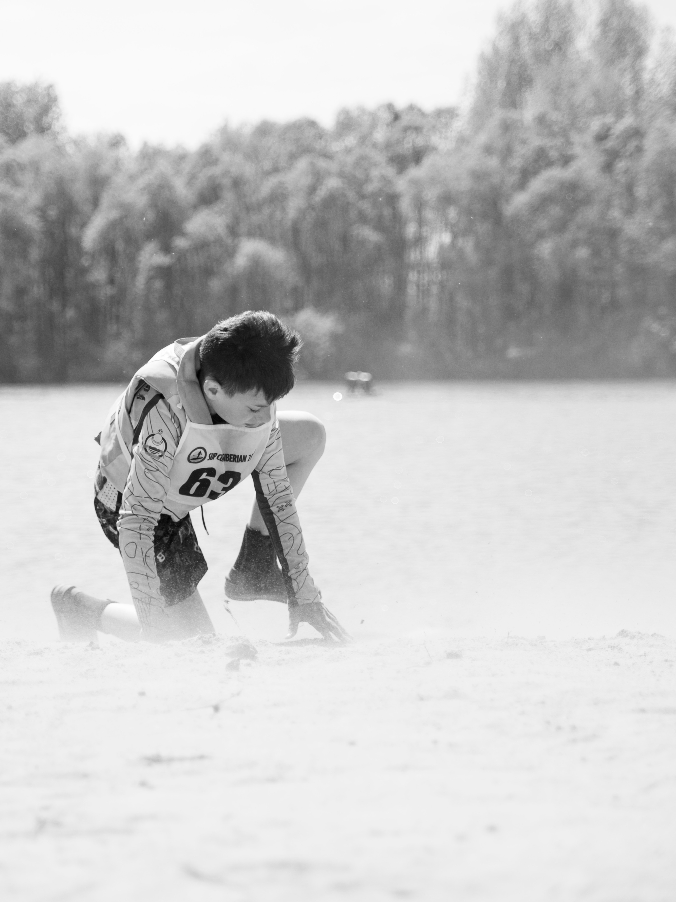 Мальчик играет с песком.