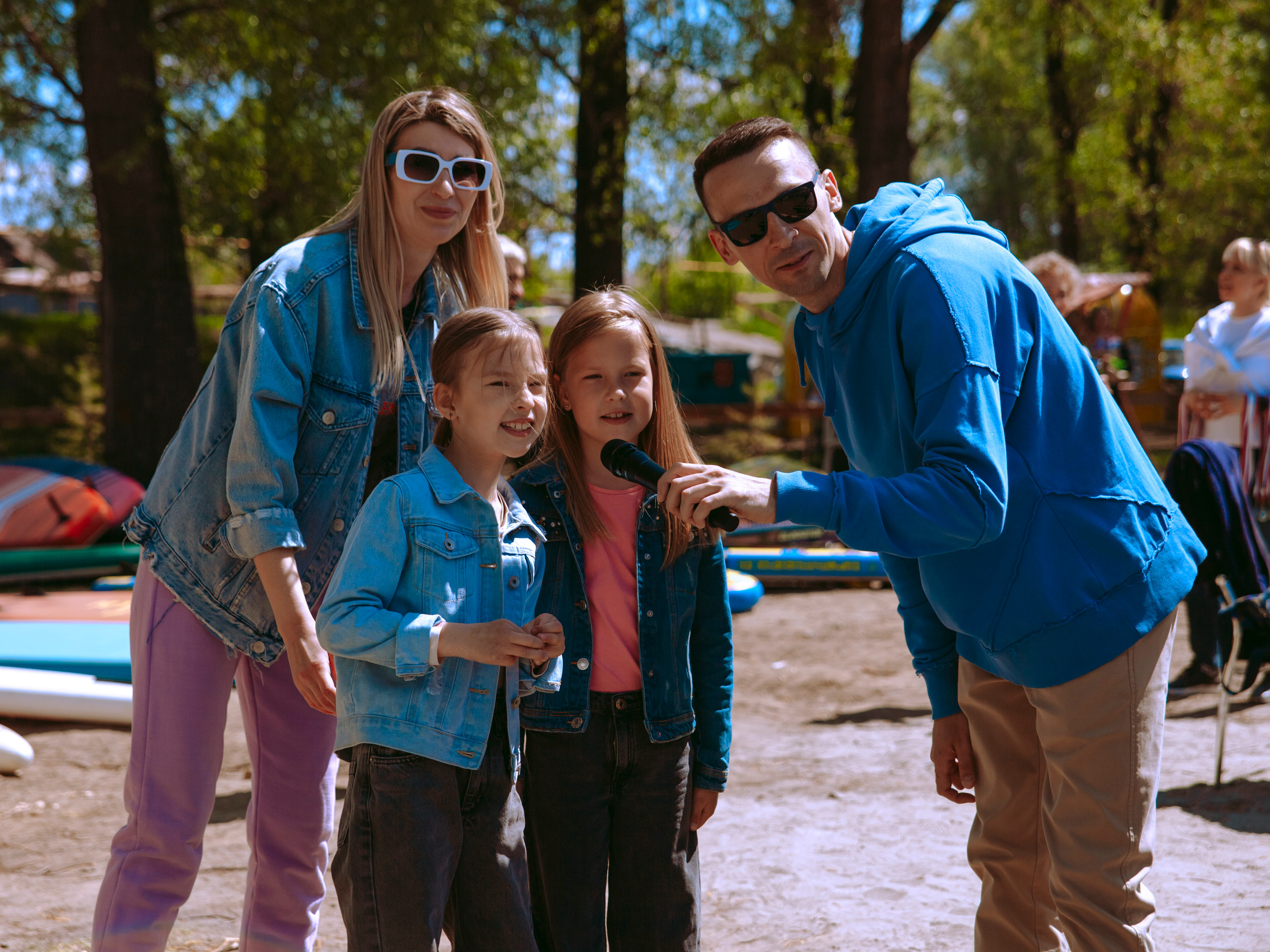 Семья поддерживает отца на соревнованиях.