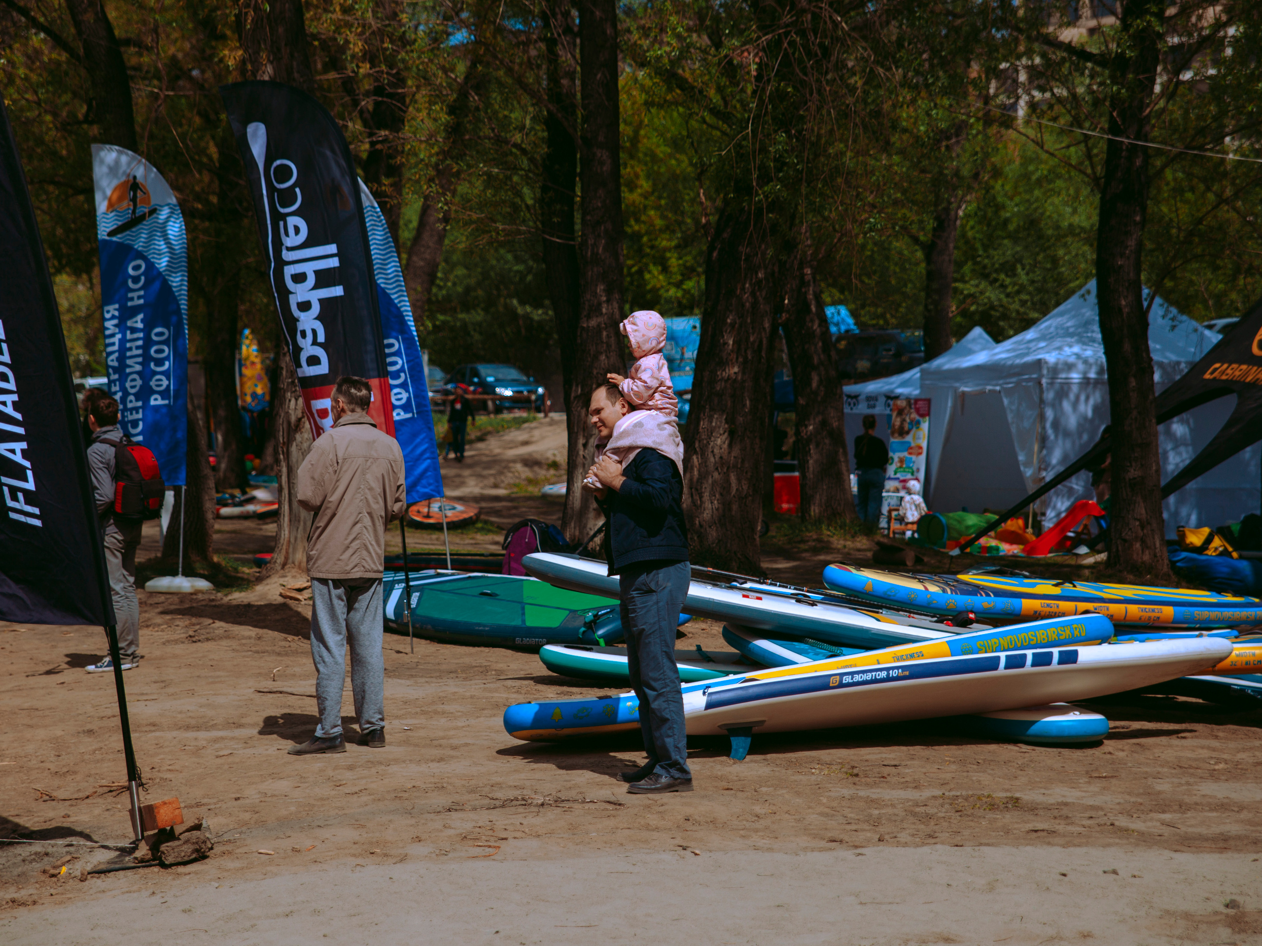 Соревнования и фестиваль по sup-серфингу в Новосибирске.