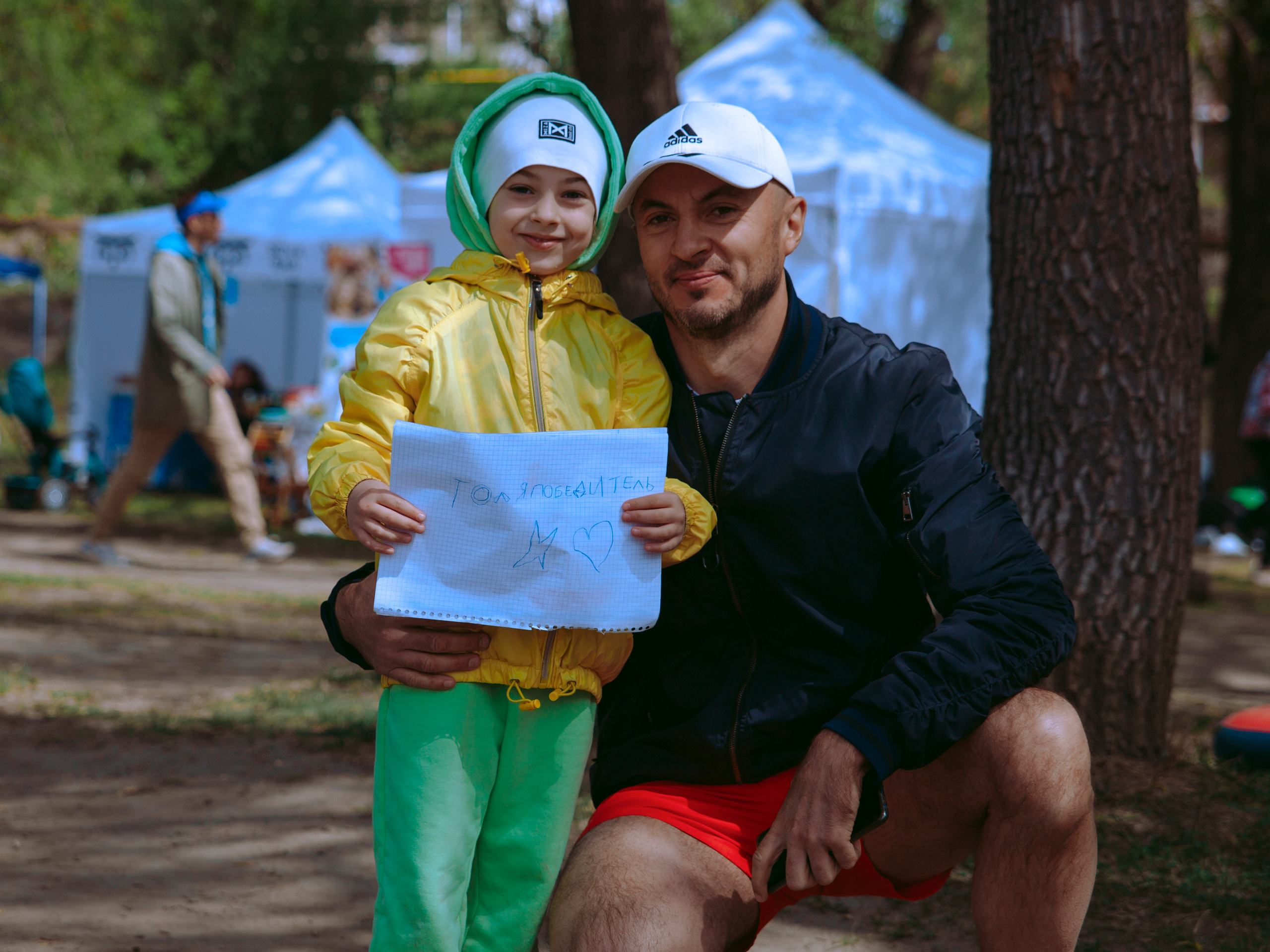 Ребенок нарисовал рисунок для папы.