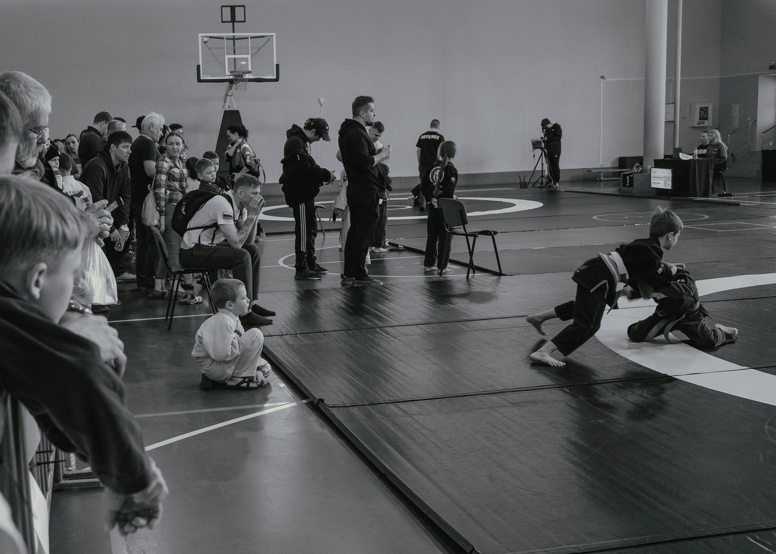 Спорный момент на детских спортивных соревнованиях.