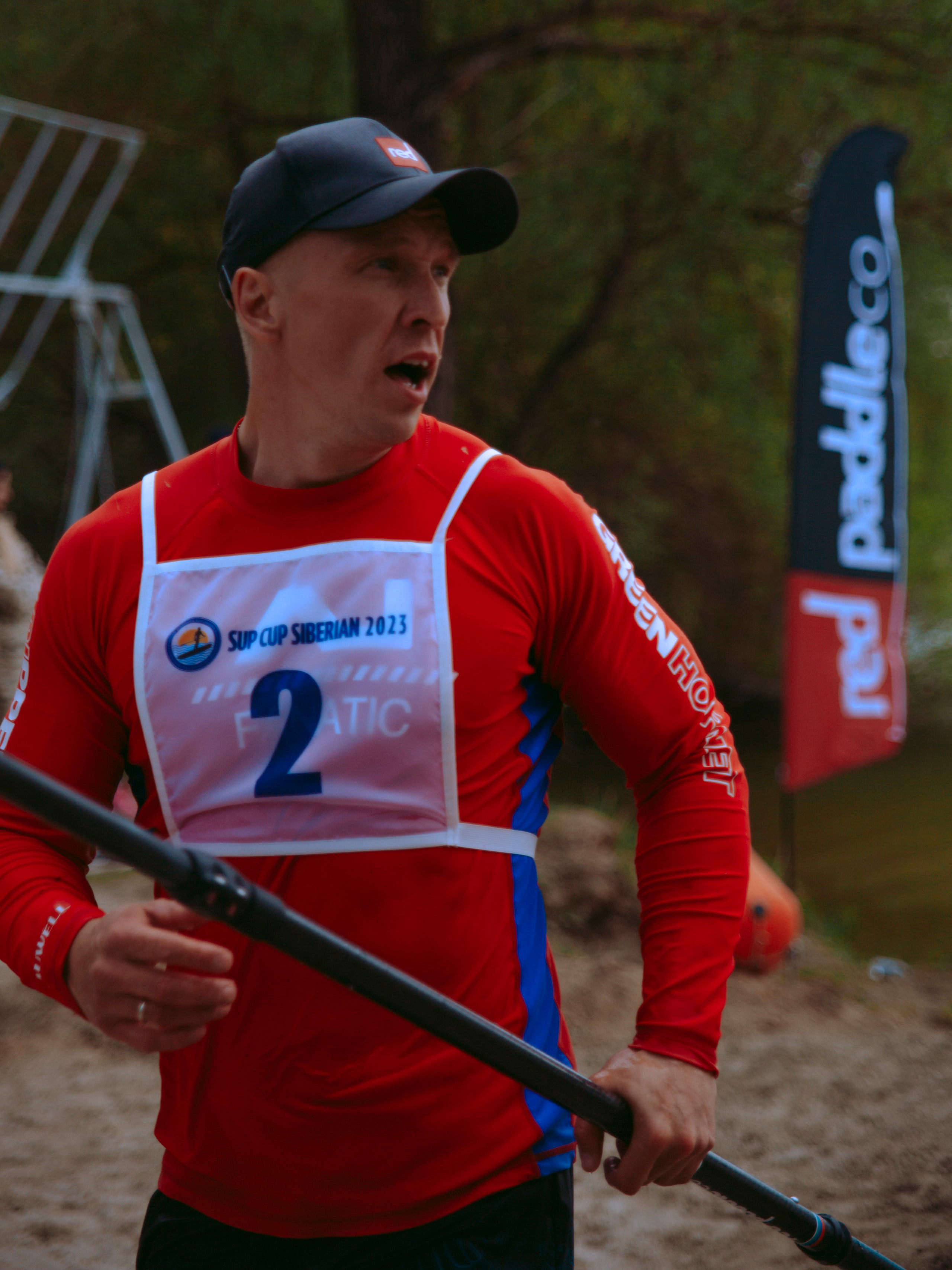 Мужчина в красном рашгарде.