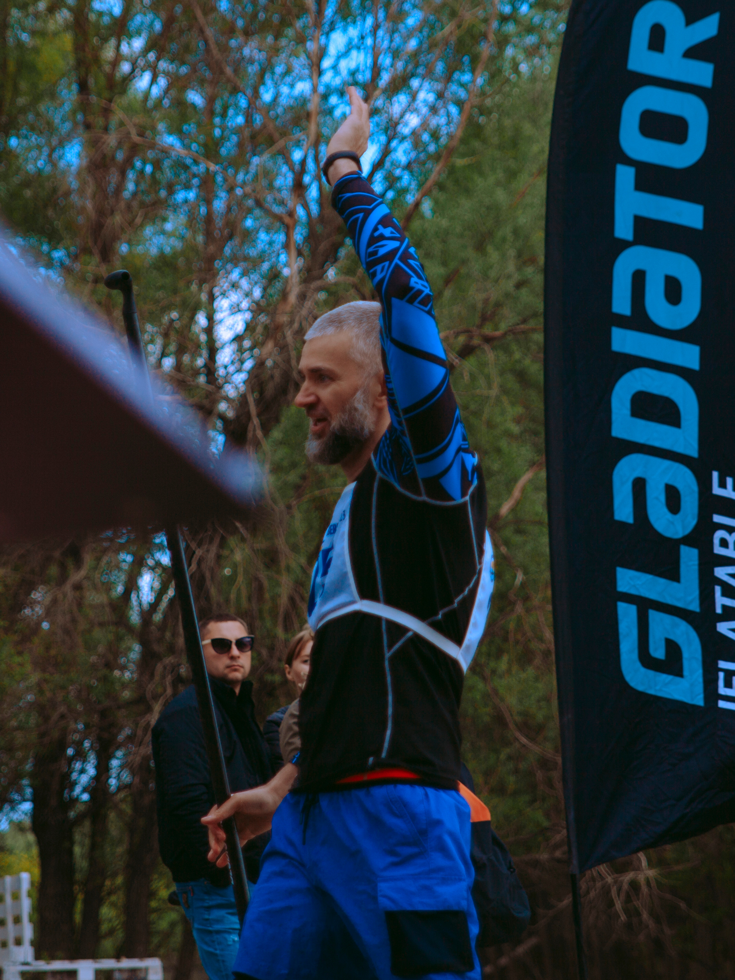 Мужчина одерживает победу.