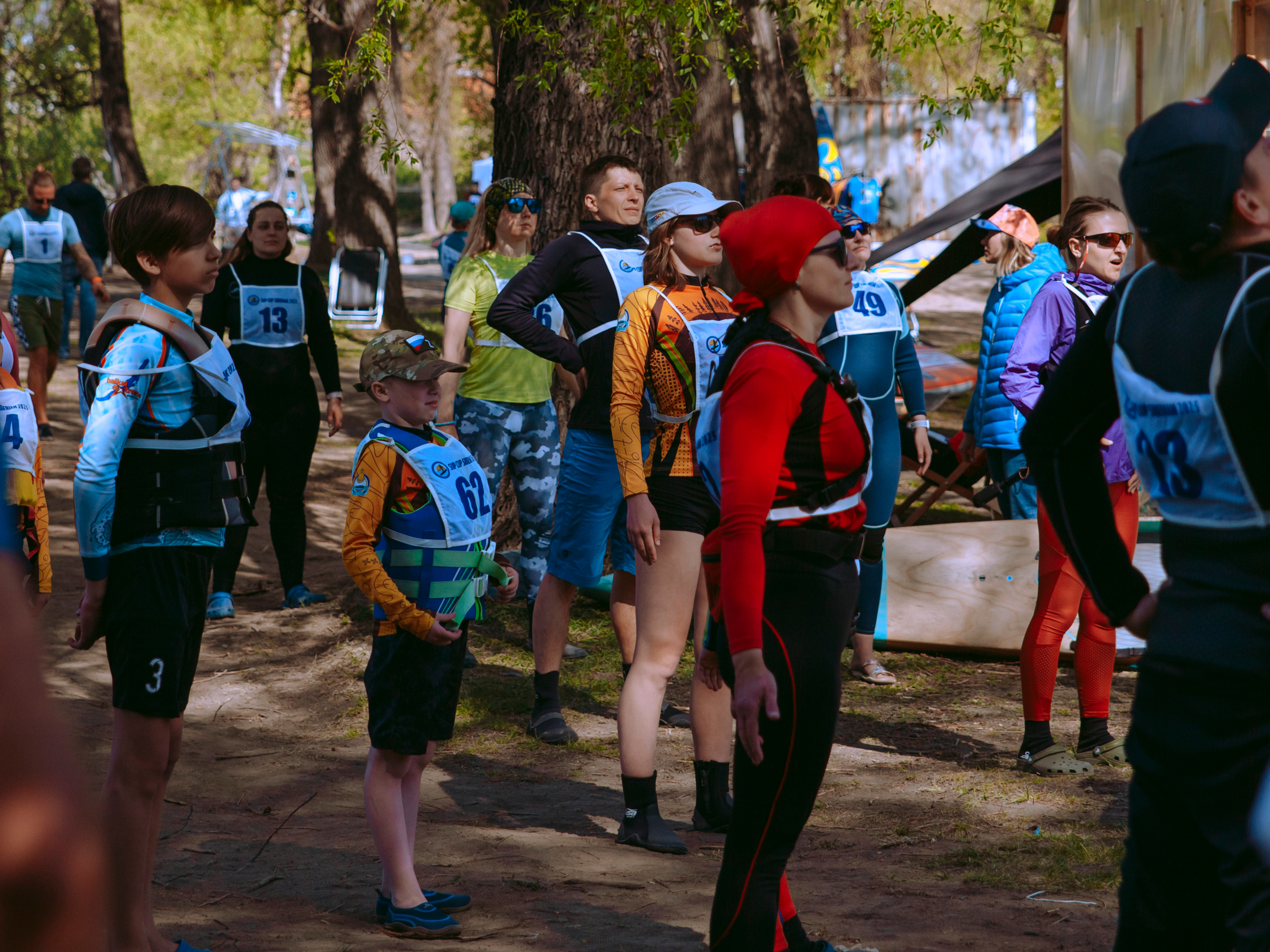 Зарядка на свежем воздухе в парке.
