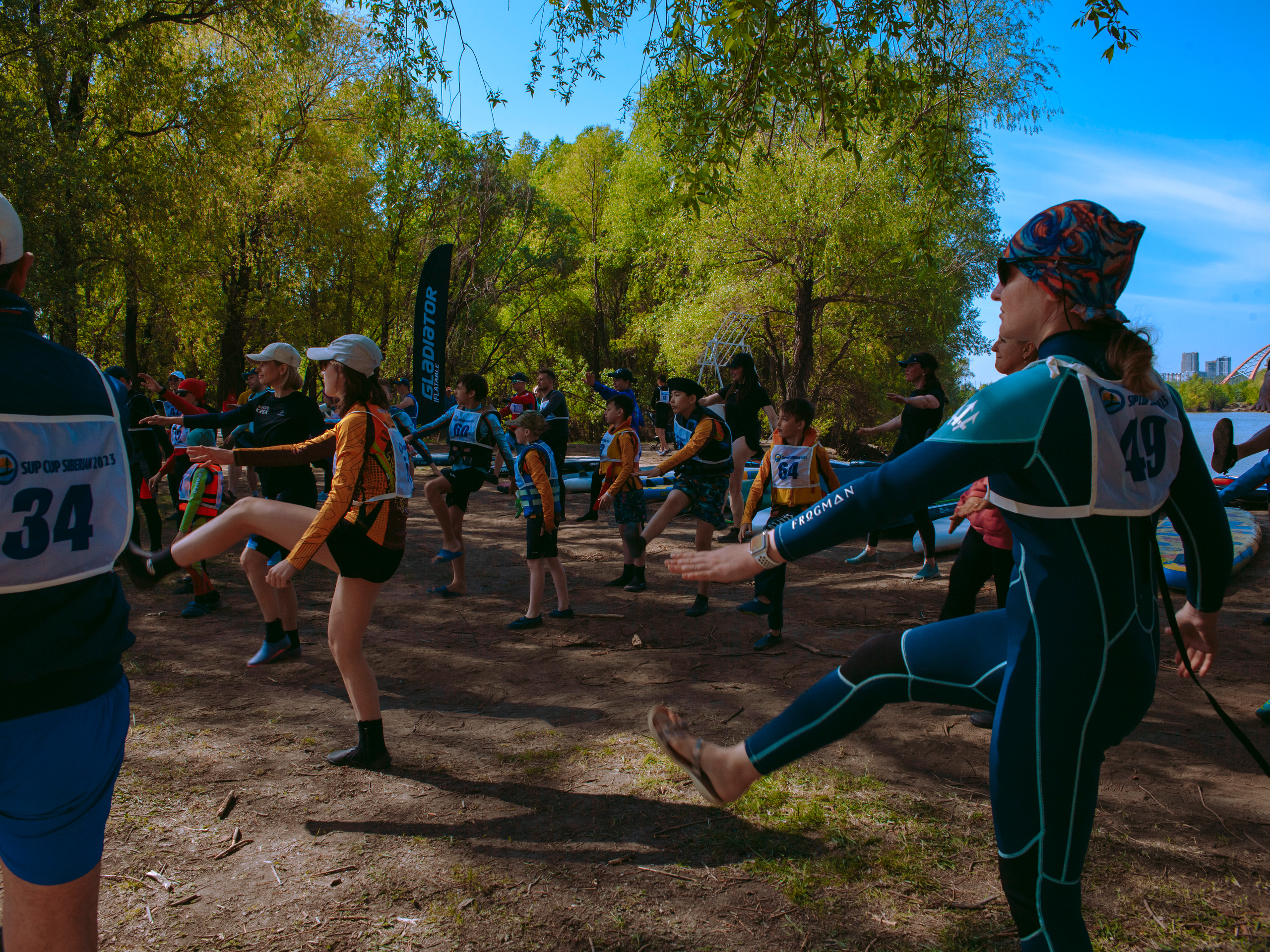 Зарядка на свежем воздухе в парке.