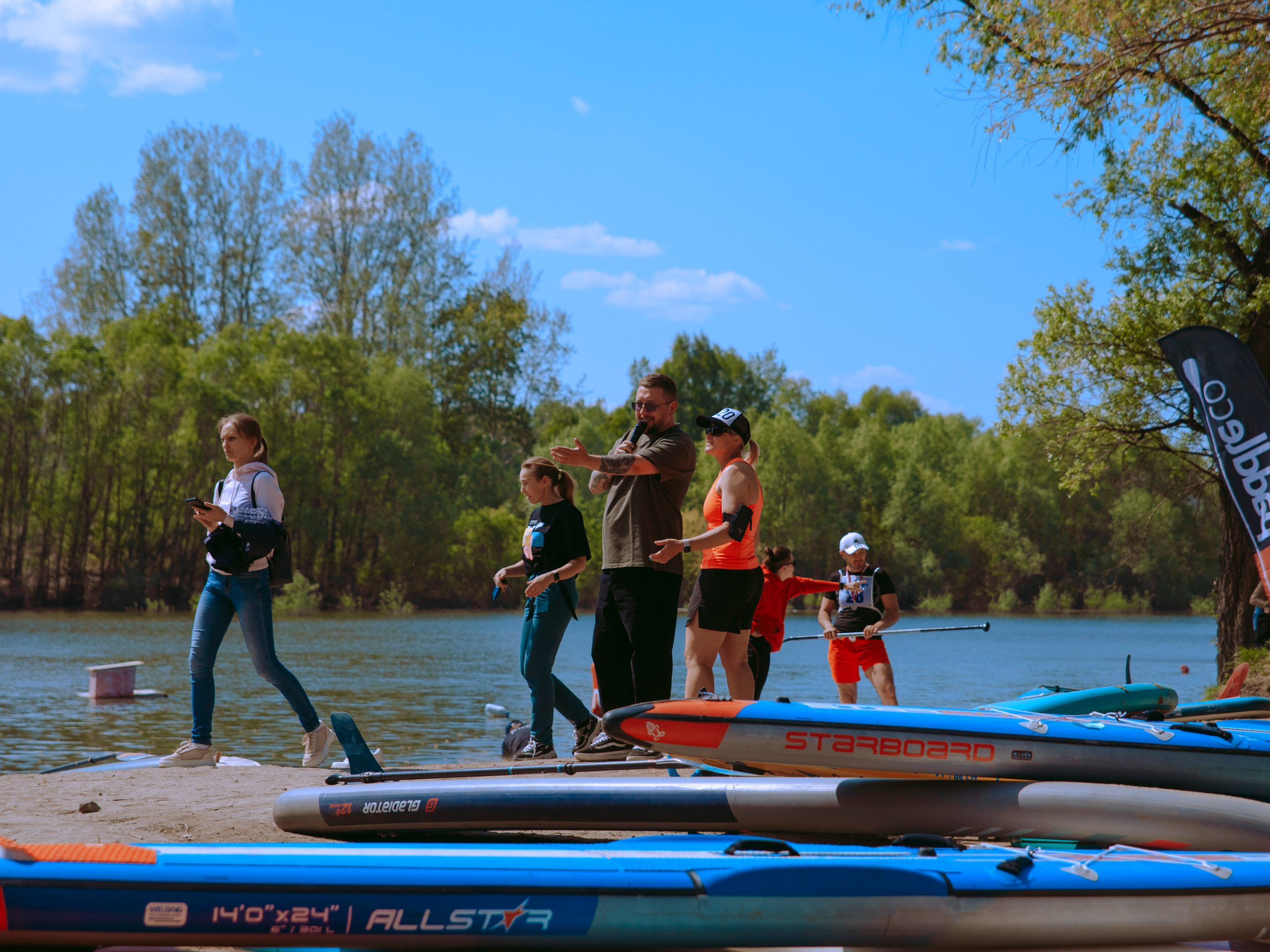Соревнования и фестиваль по sup-серфингу в Новосибирске.