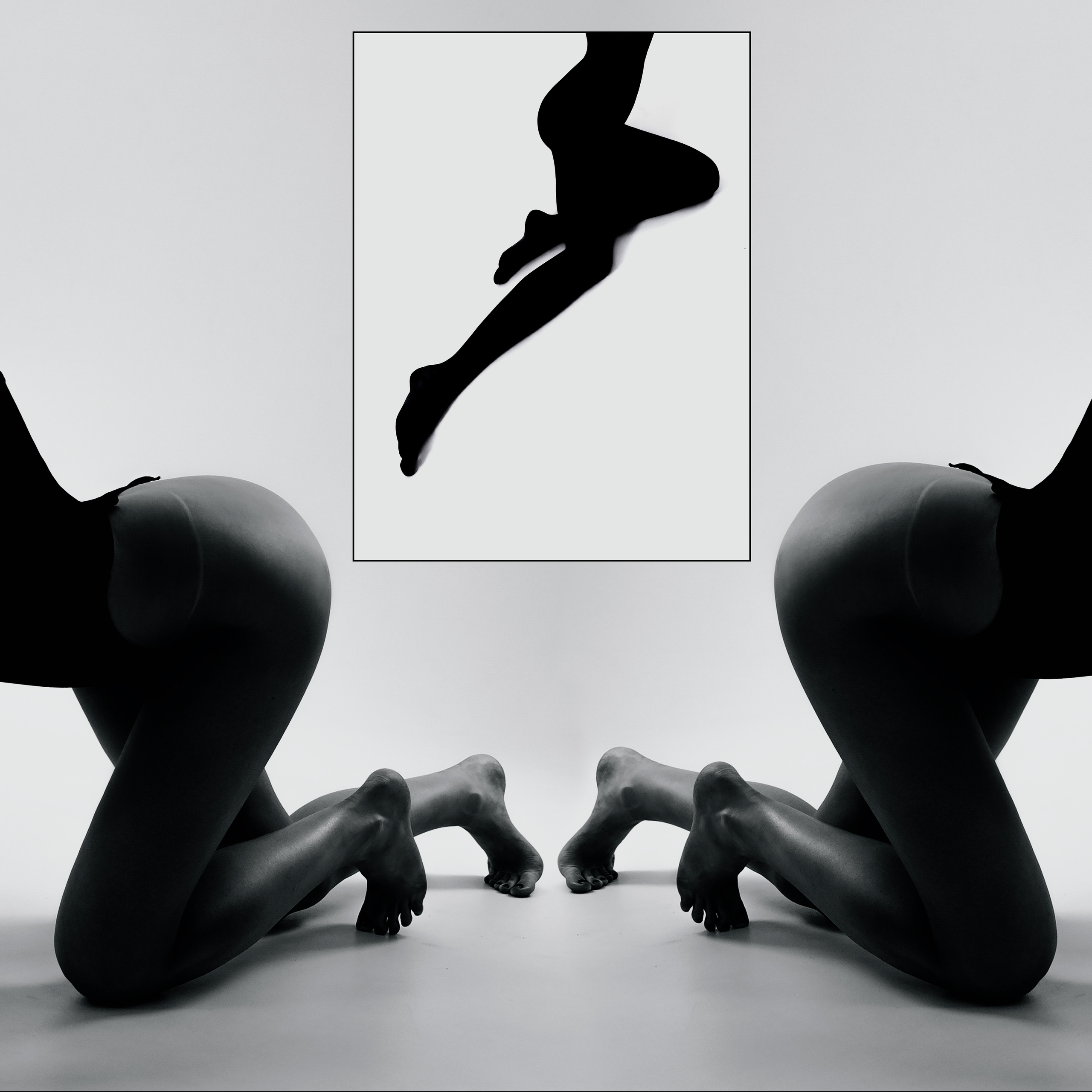 Черный силуэт девушки, очертания фигуры, ног и ягодиц на белом фоне.