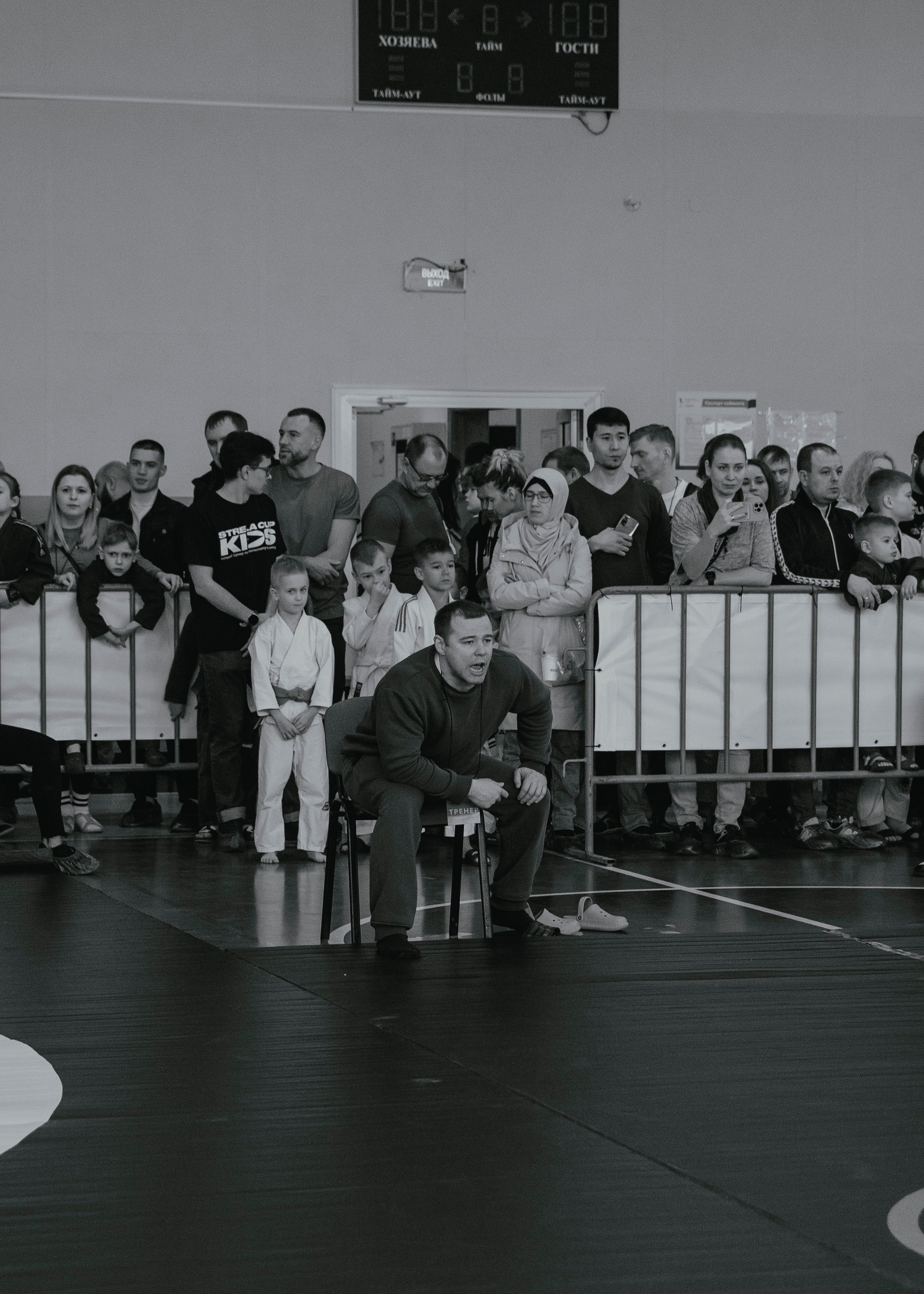 Тренер кричит на детском турнире по джиу-джитсу.