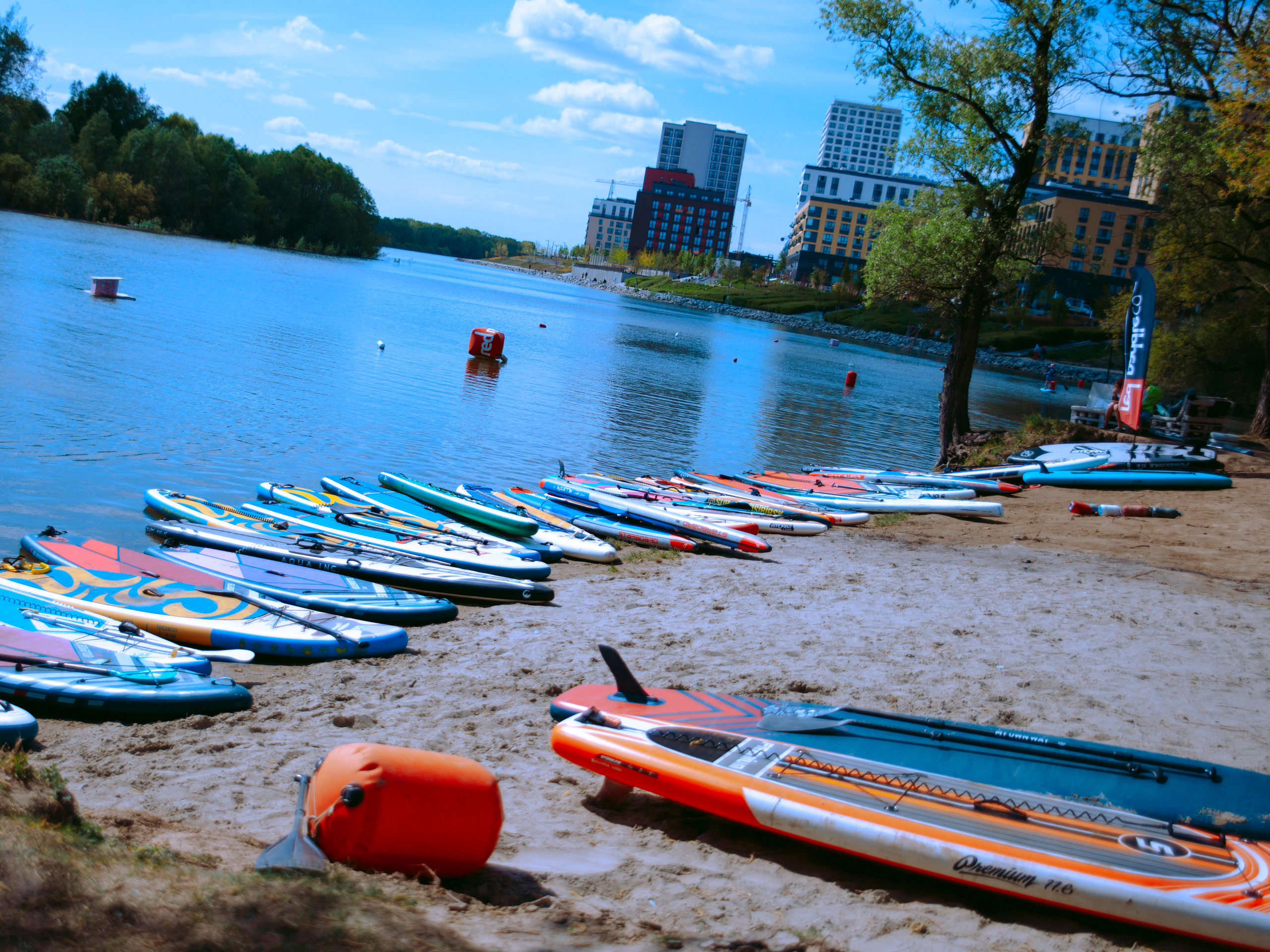 Сапы вдоль берега.