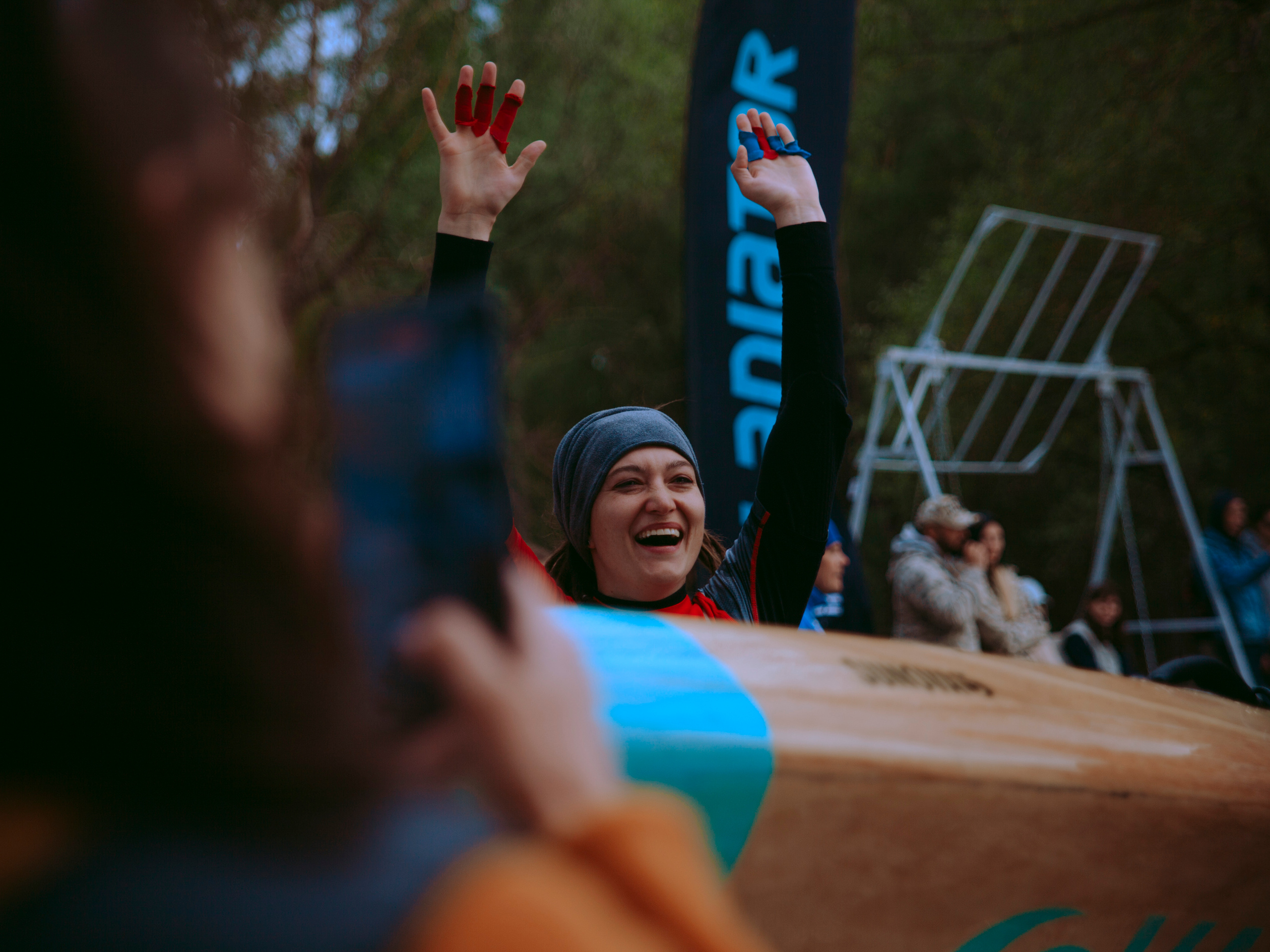 Женщина побеждает и смеется.