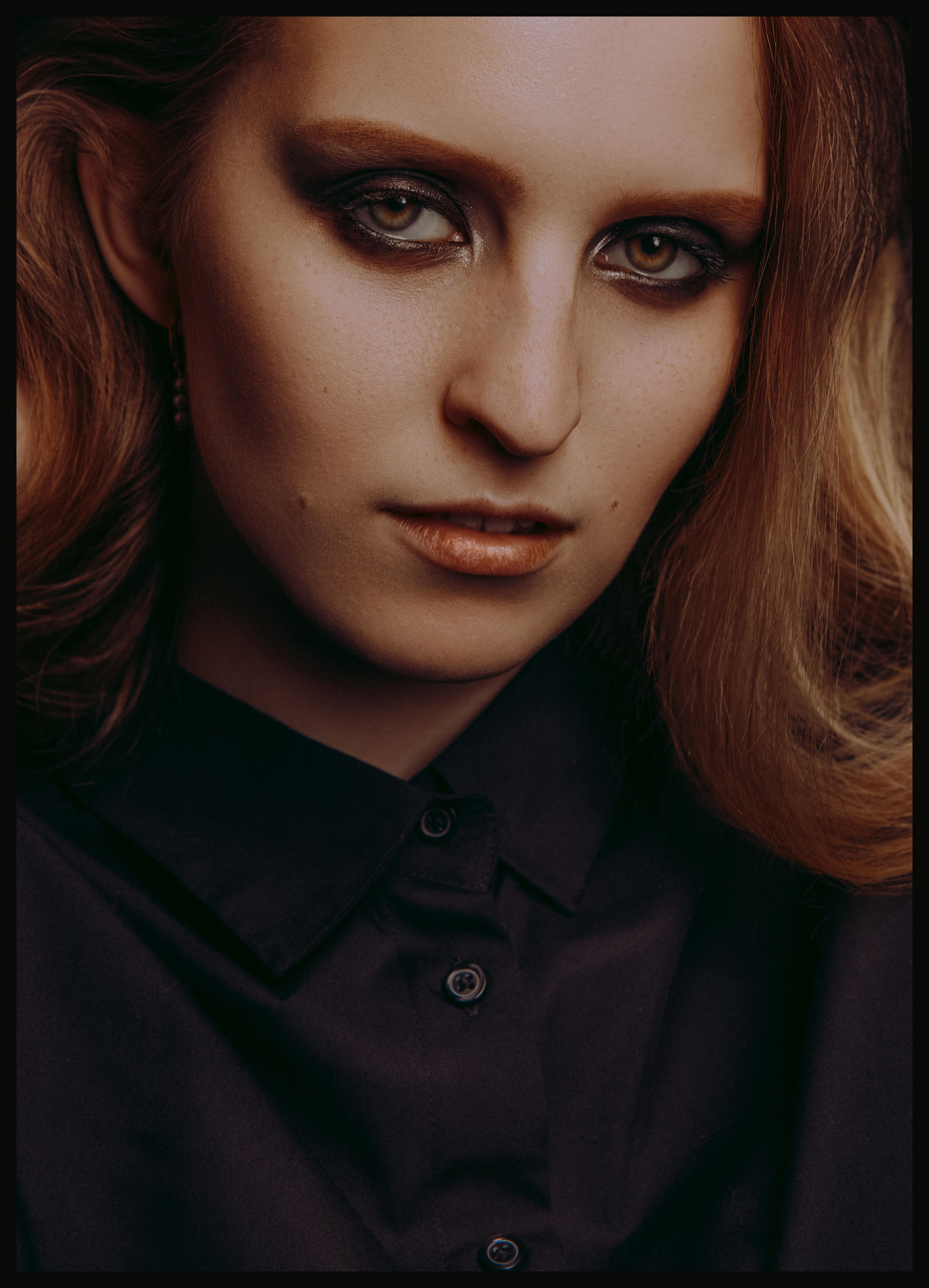 Блондинка с макияжем в стиле гранж и черными смоки айс.