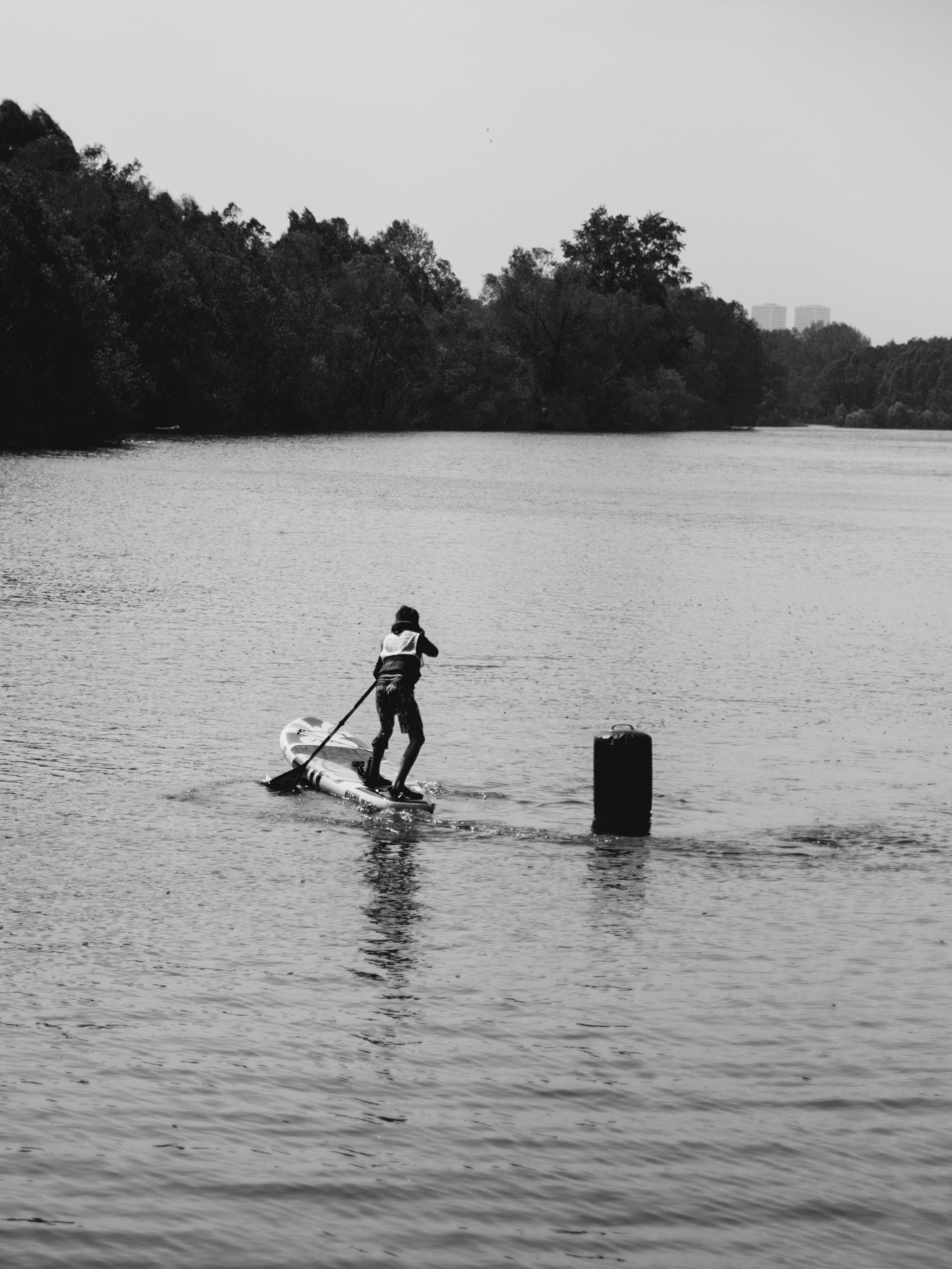 Ребенок плывет на сапе.