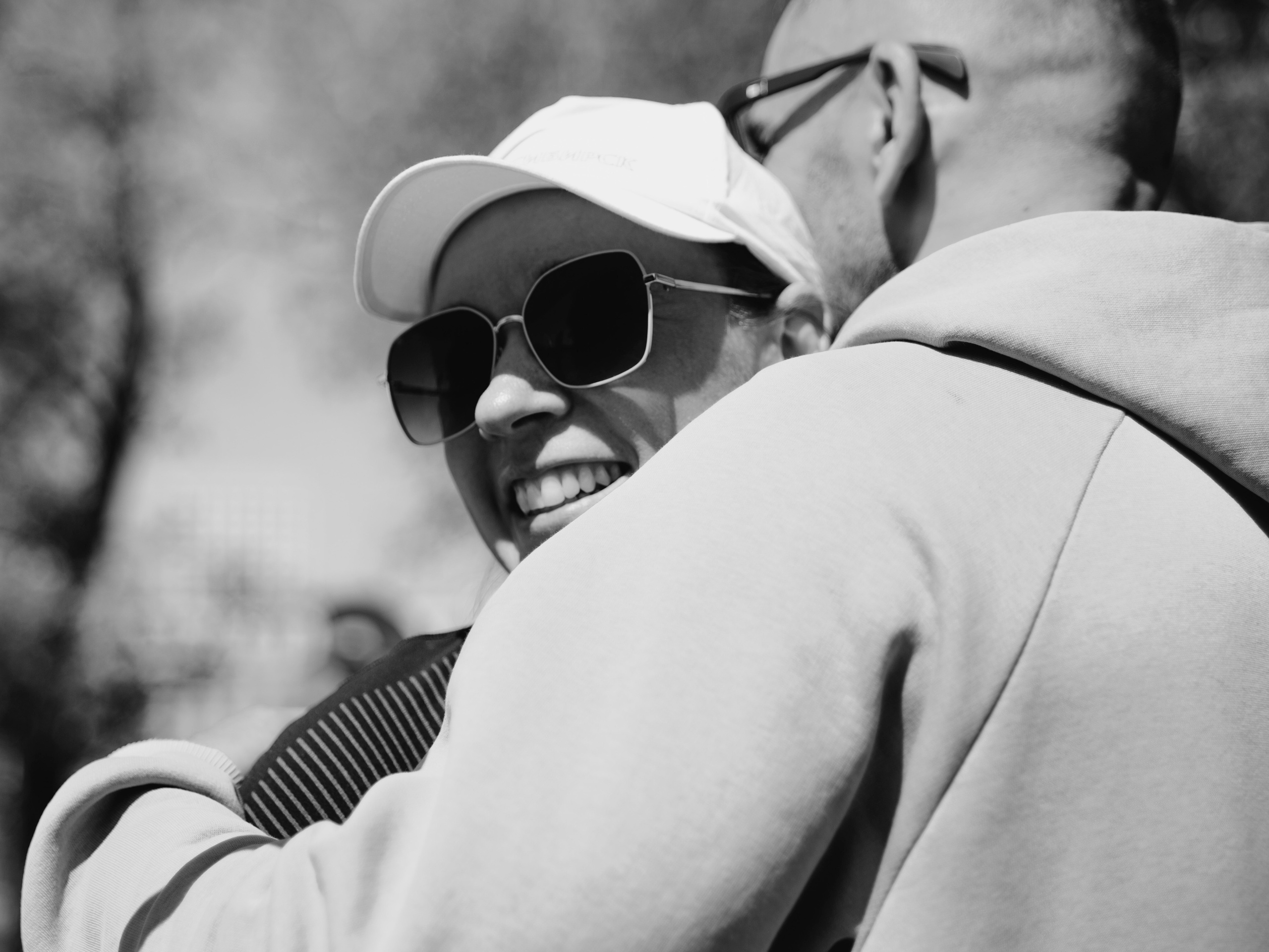 Тренер обнимает спортсменку.