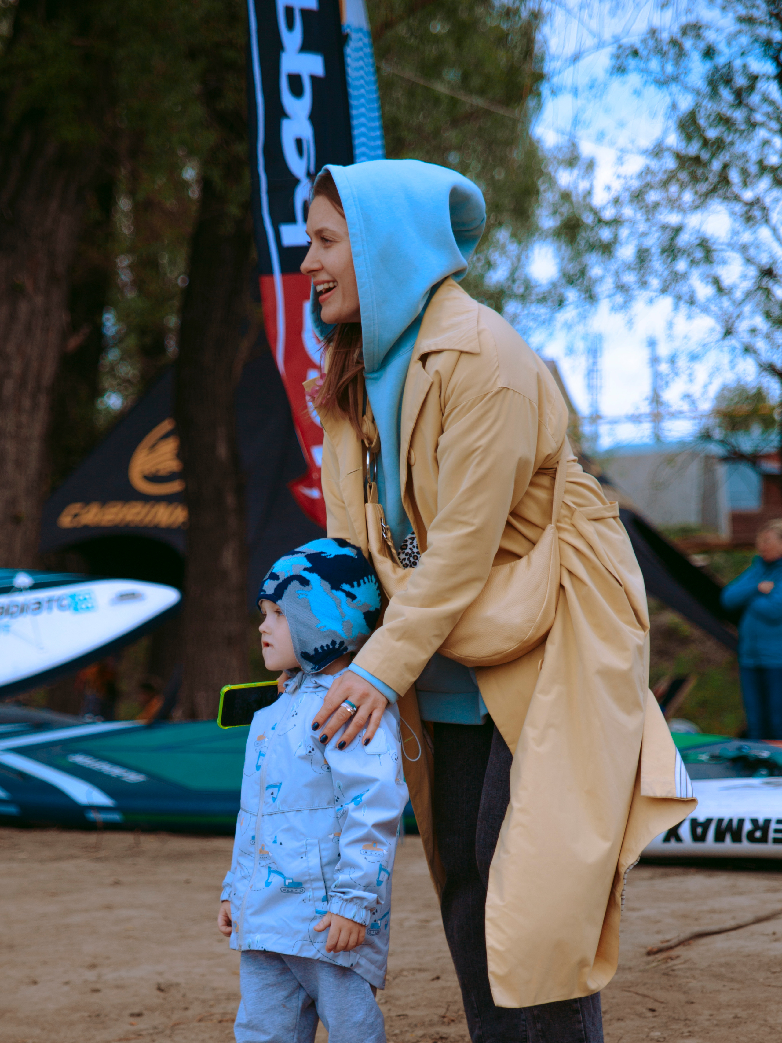 Эмоциональная женщина с ребенком кричит.