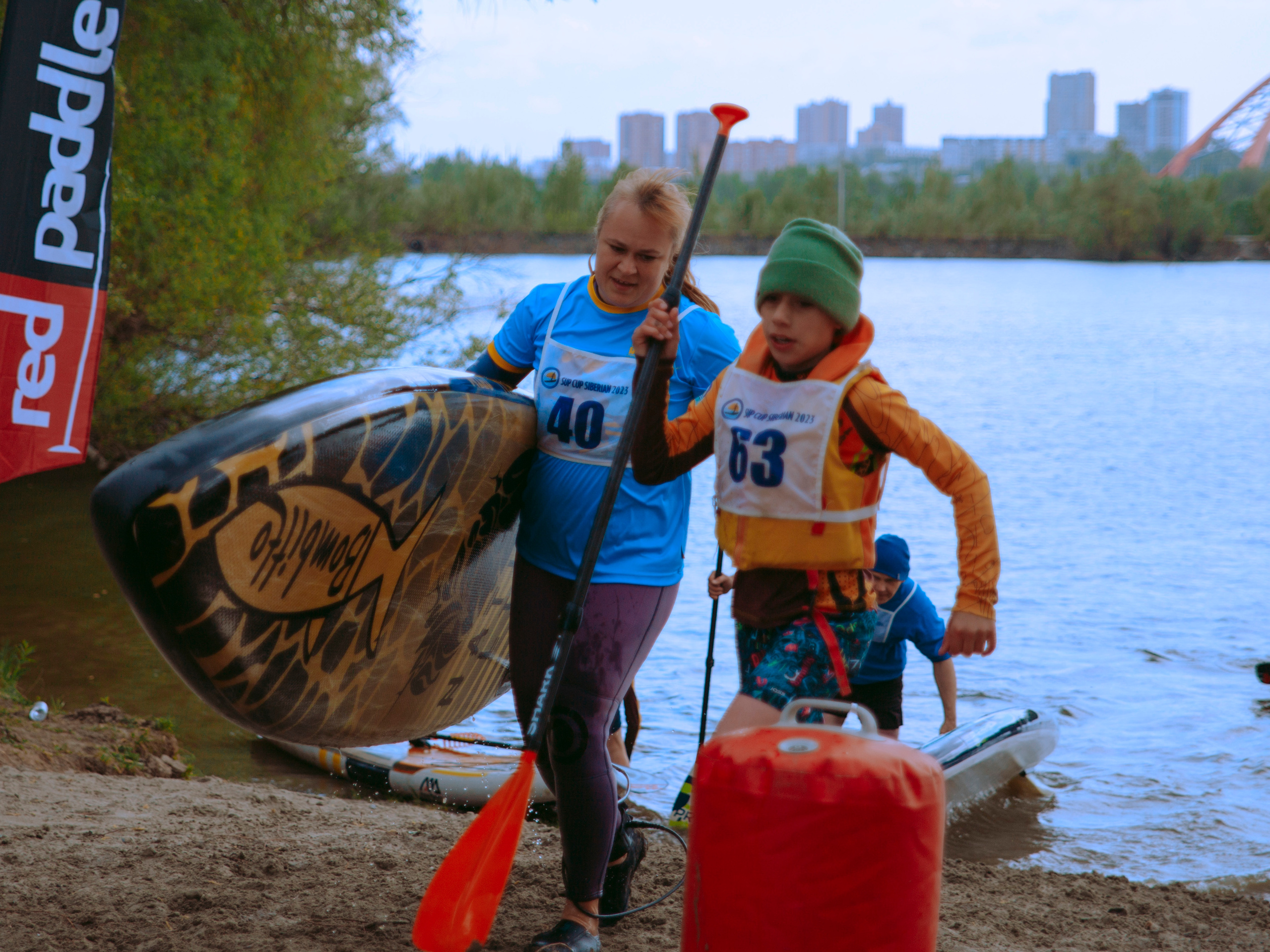 Массовый заплыв на соревнованиях по сапам в Новосибирске.
