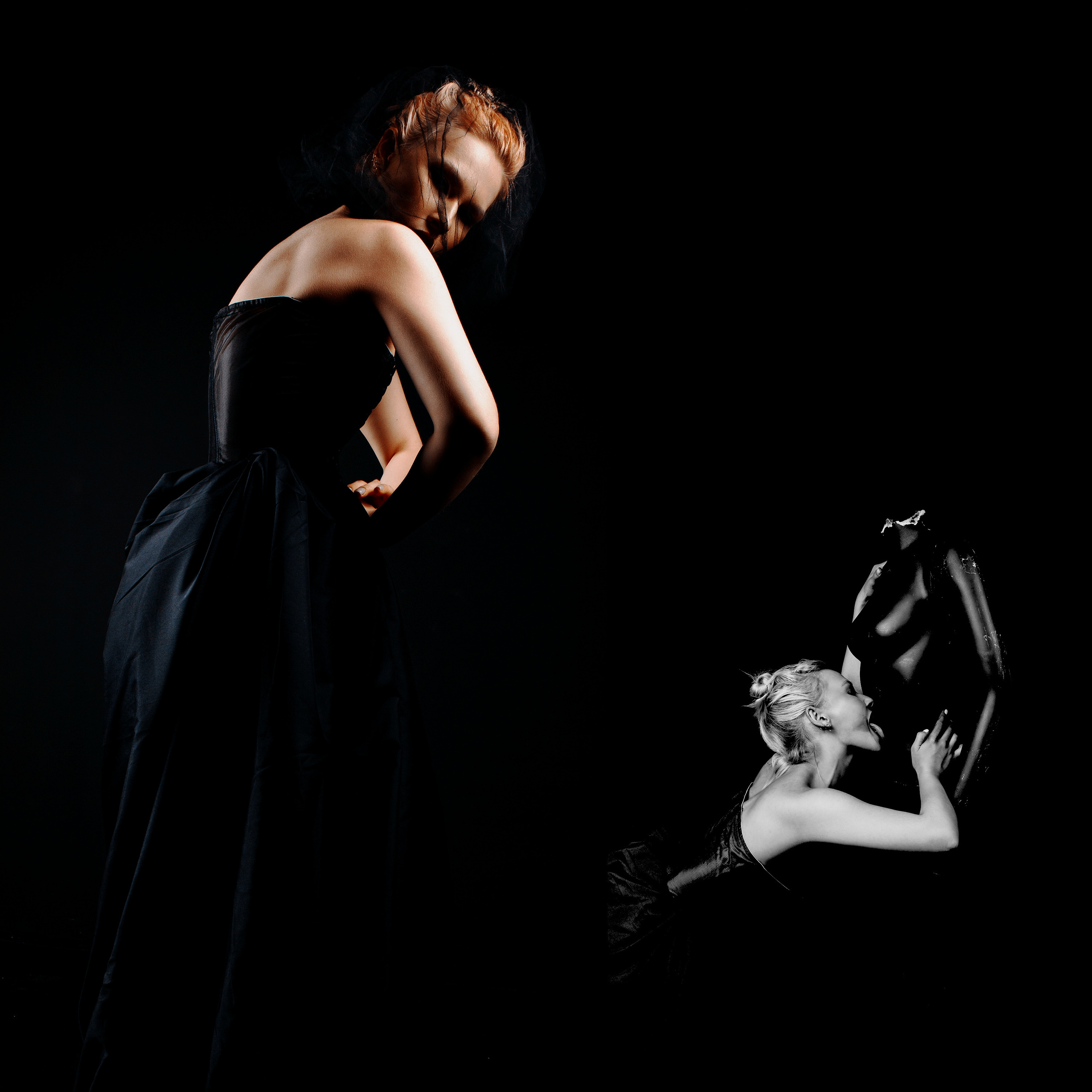 Девушка в образе фаворитки облизывает черный манекен.