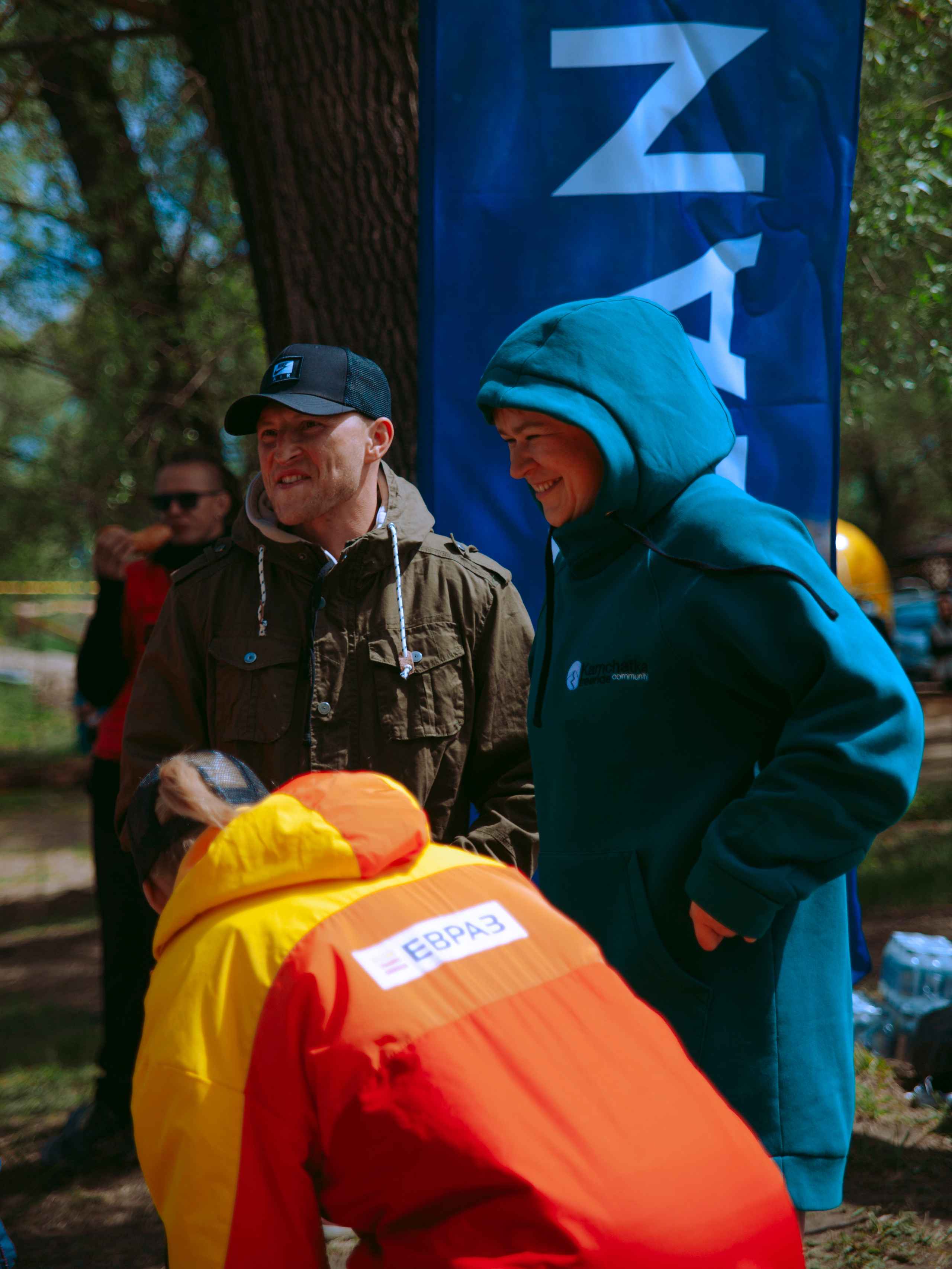 Мужчина свистит.