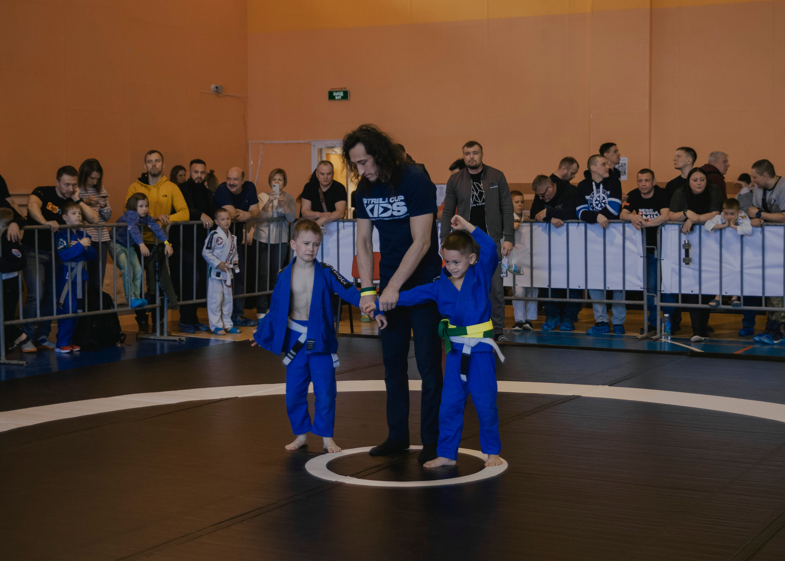 Борьба в кимоно gi на детском турнире по джиу-джитсу.