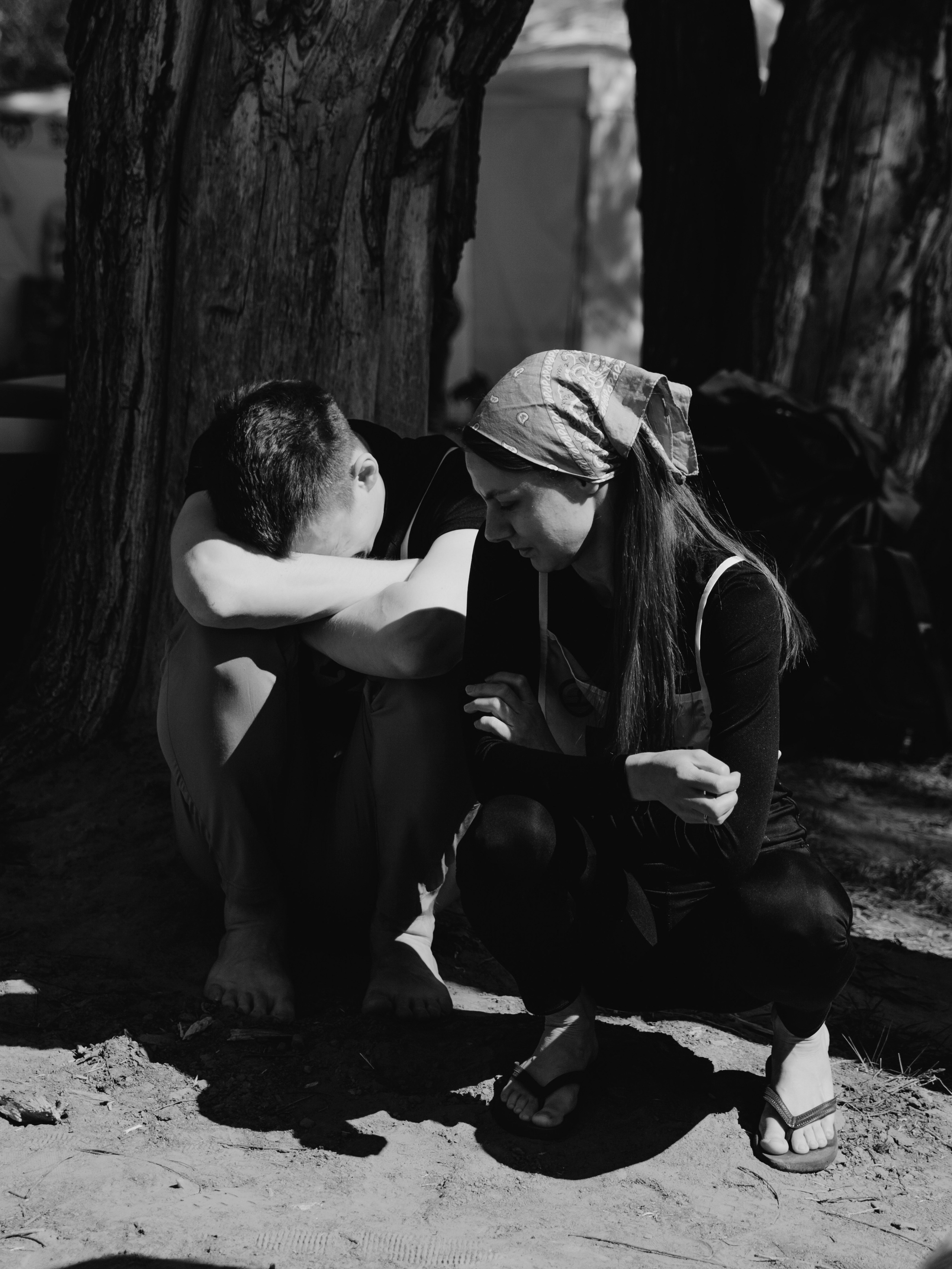 Пара на берегу.