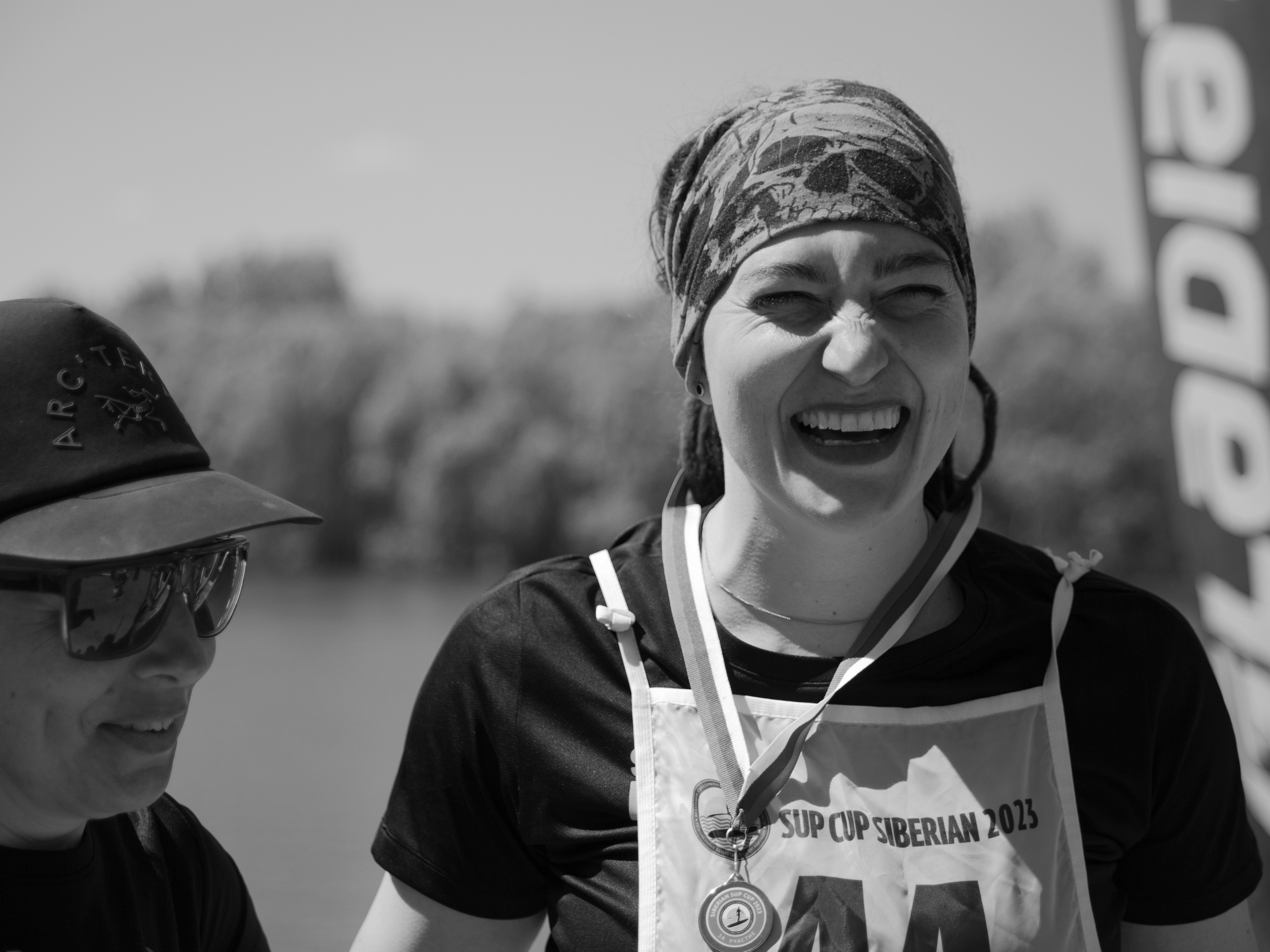 Девушка жмурится на солнце.