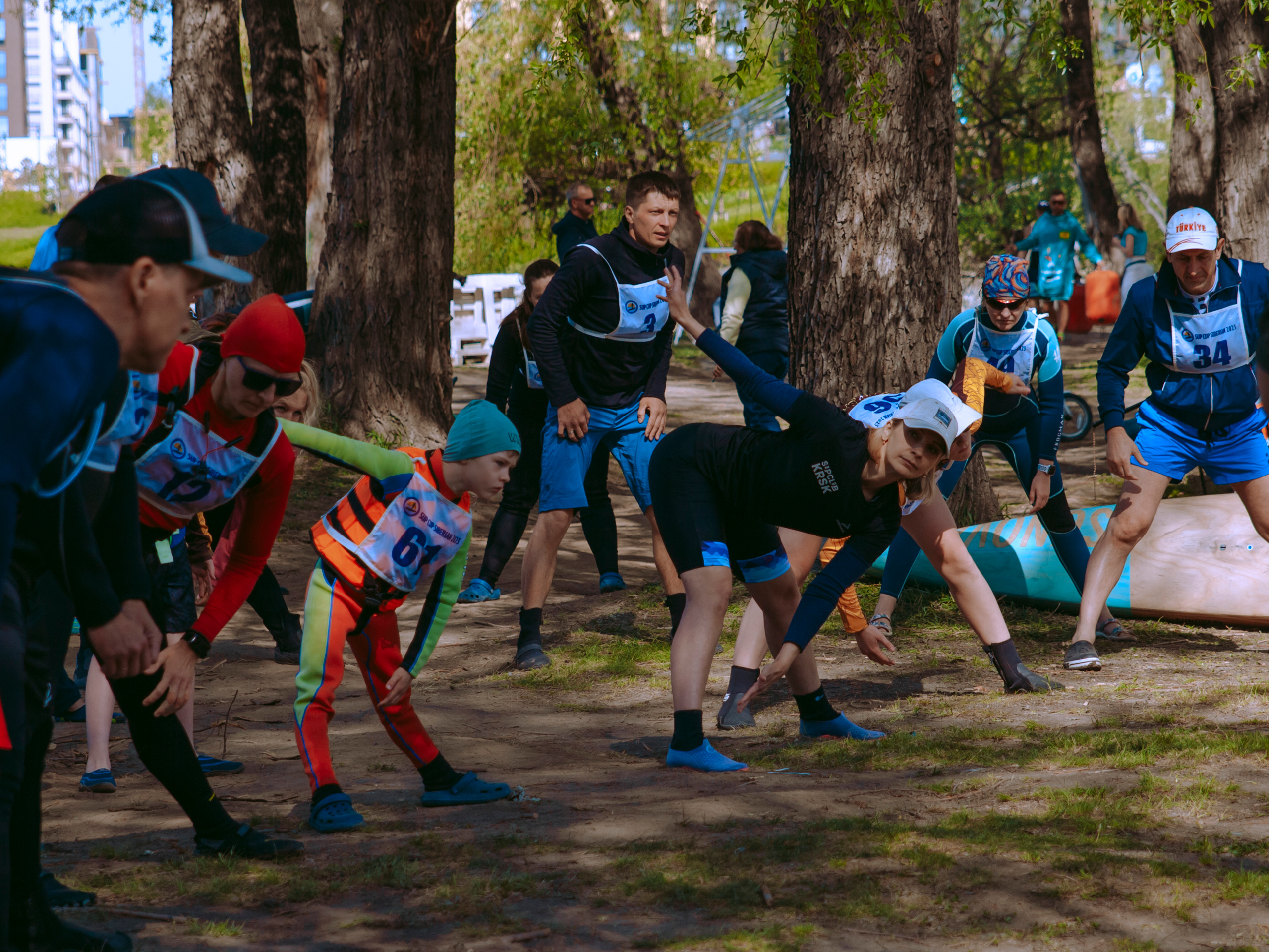 Зарядка на свежем воздухе в парке.