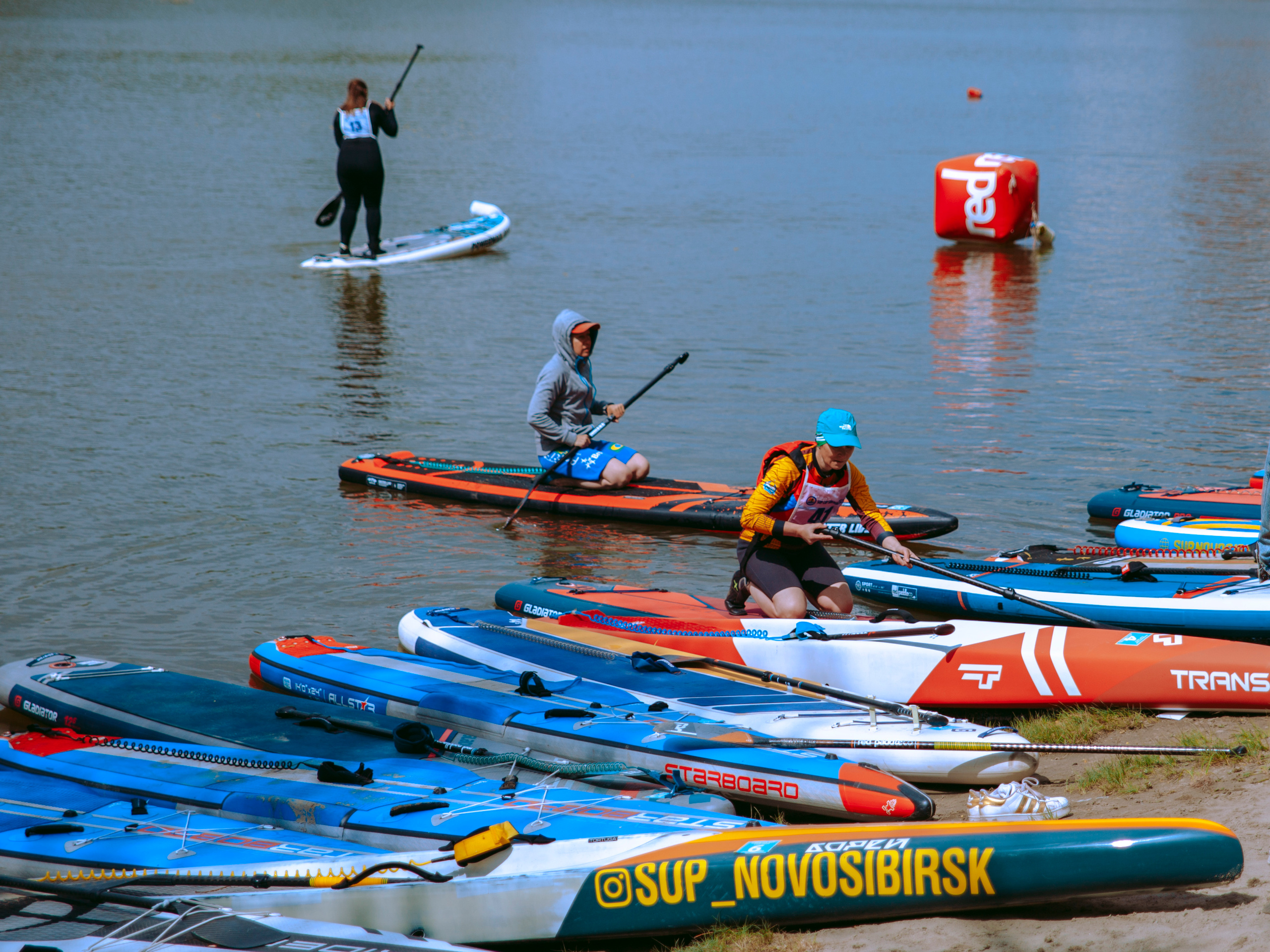 Соревнования и фестиваль по sup-серфингу в Новосибирске.