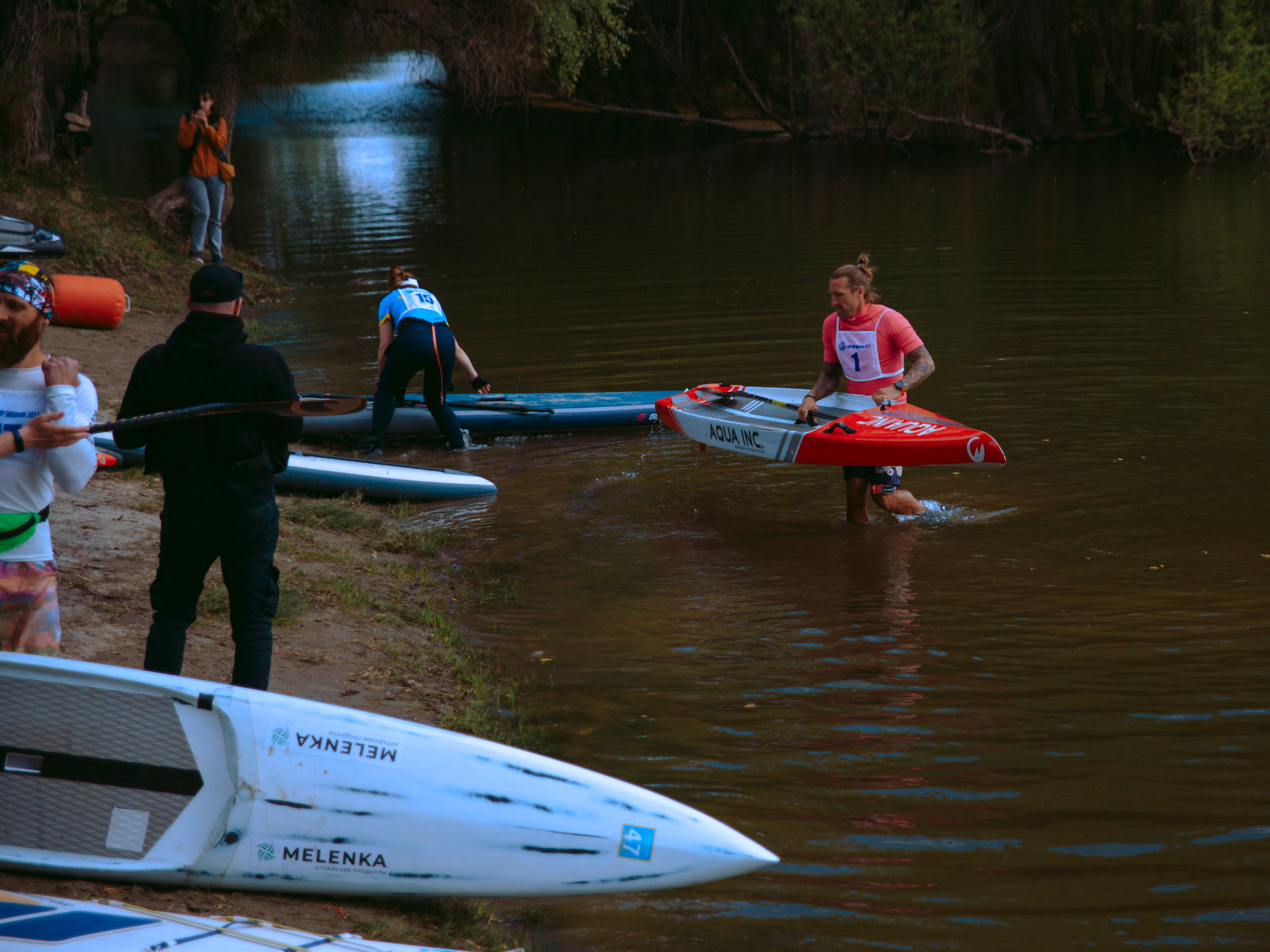 Массовый заплыв на соревнованиях по сапам в Новосибирске.