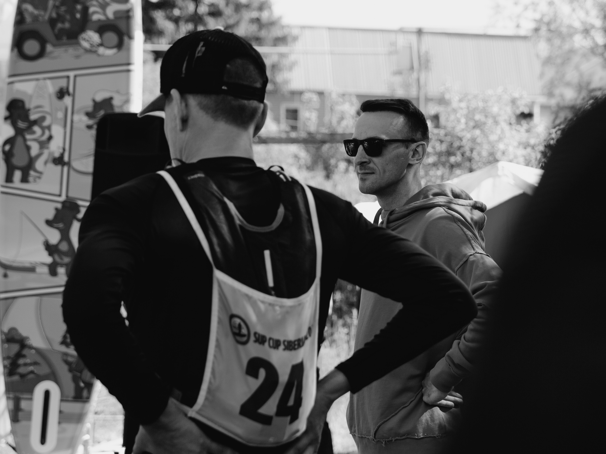 Зарядка на свежем воздухе в парке.