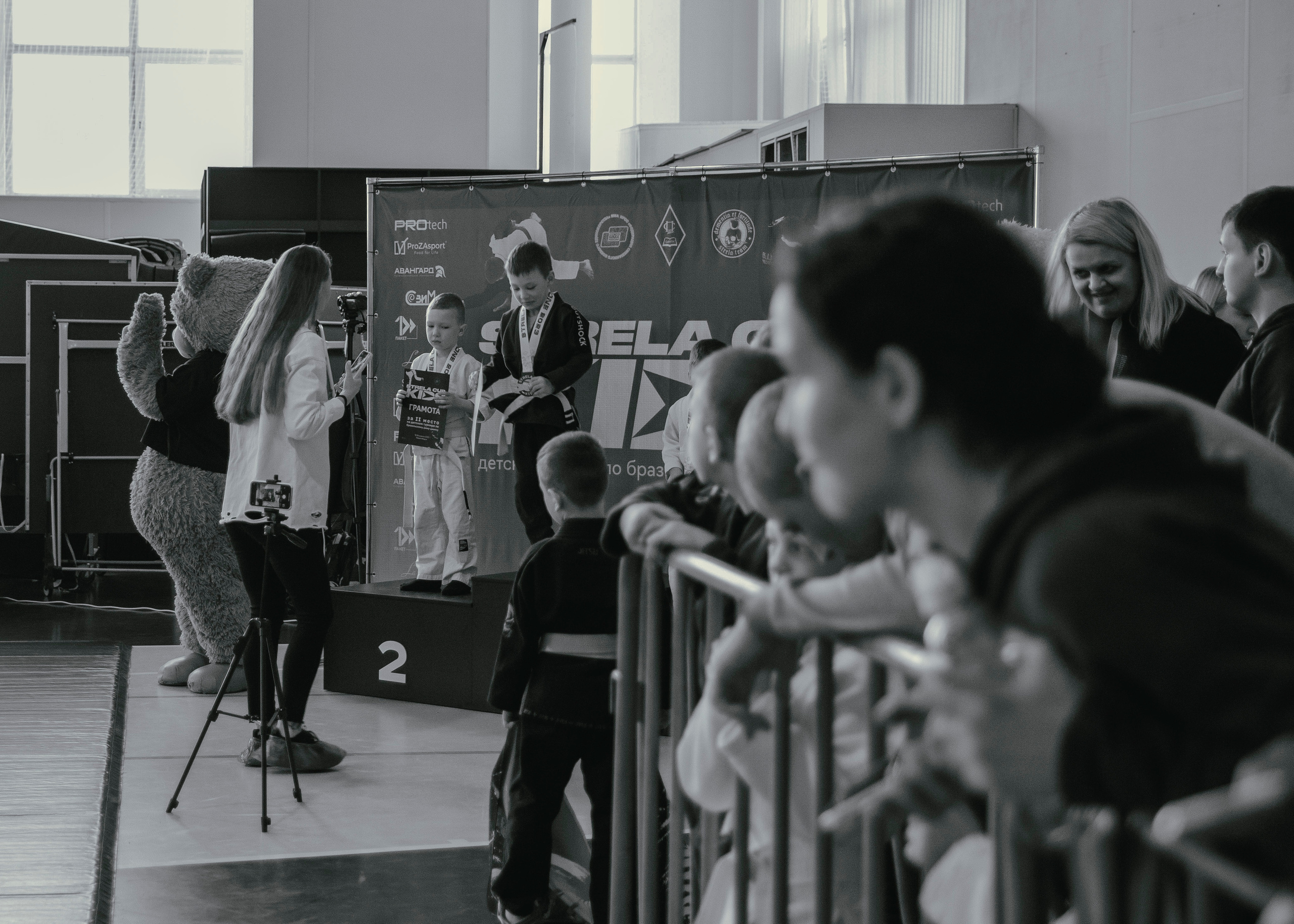 Награждение детей на детском турнире по джиу-джитсу.