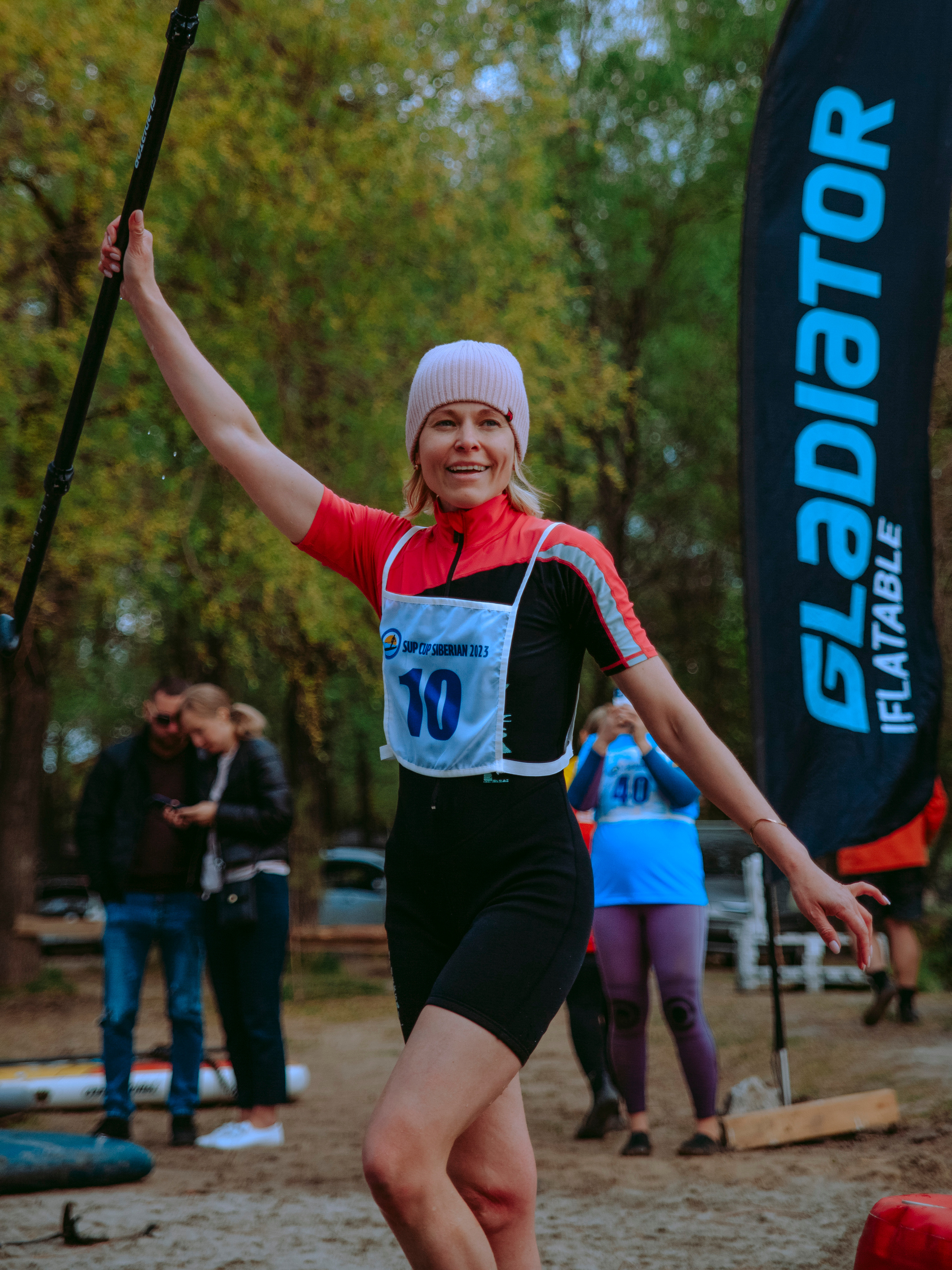 Девушка на финише смеется.