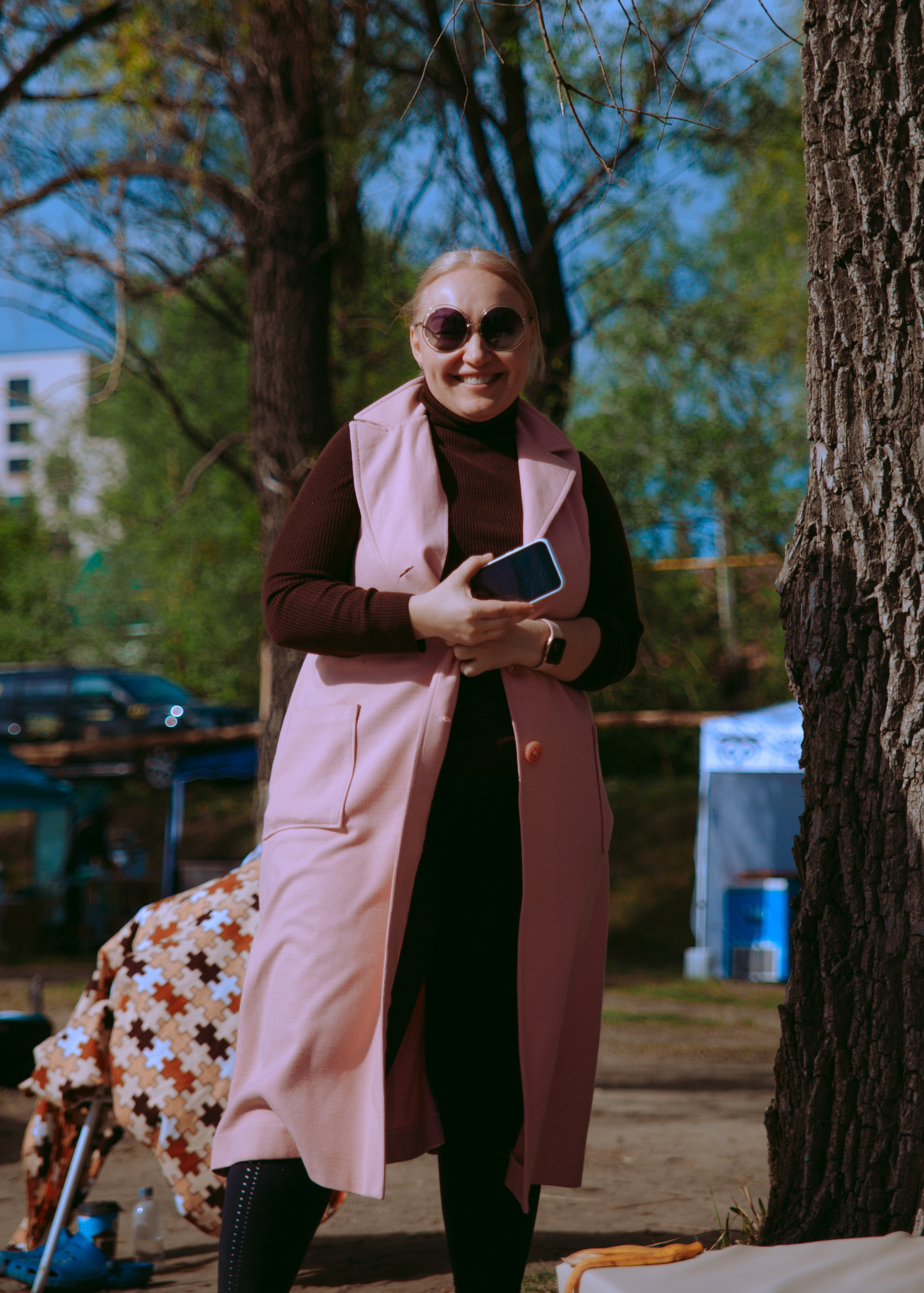 Женщина в очках в парке.