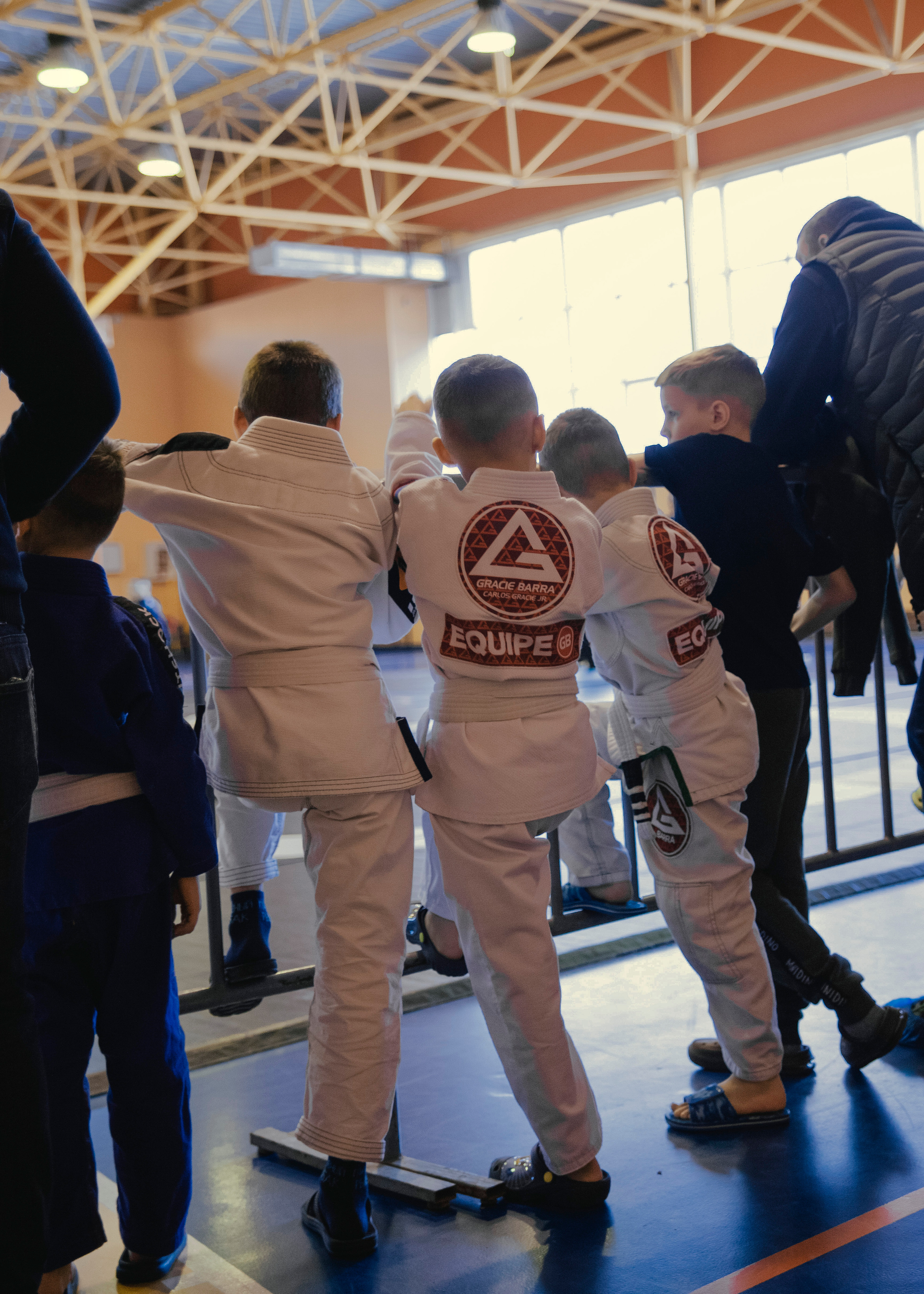 Дети в кимоно gi на детском турнире по джиу-джитсу.