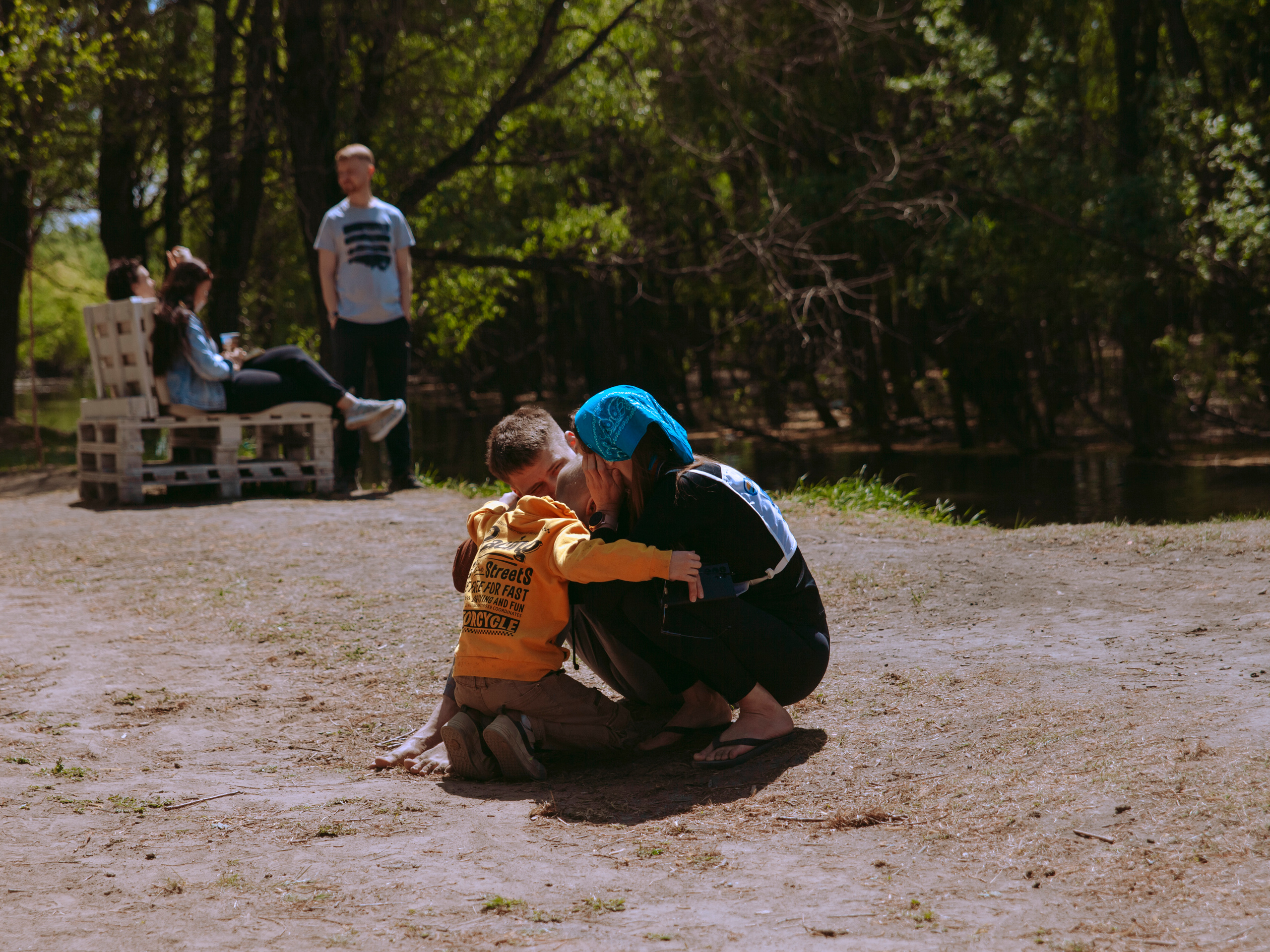 Девушка утешает парня на соревнованиях.
