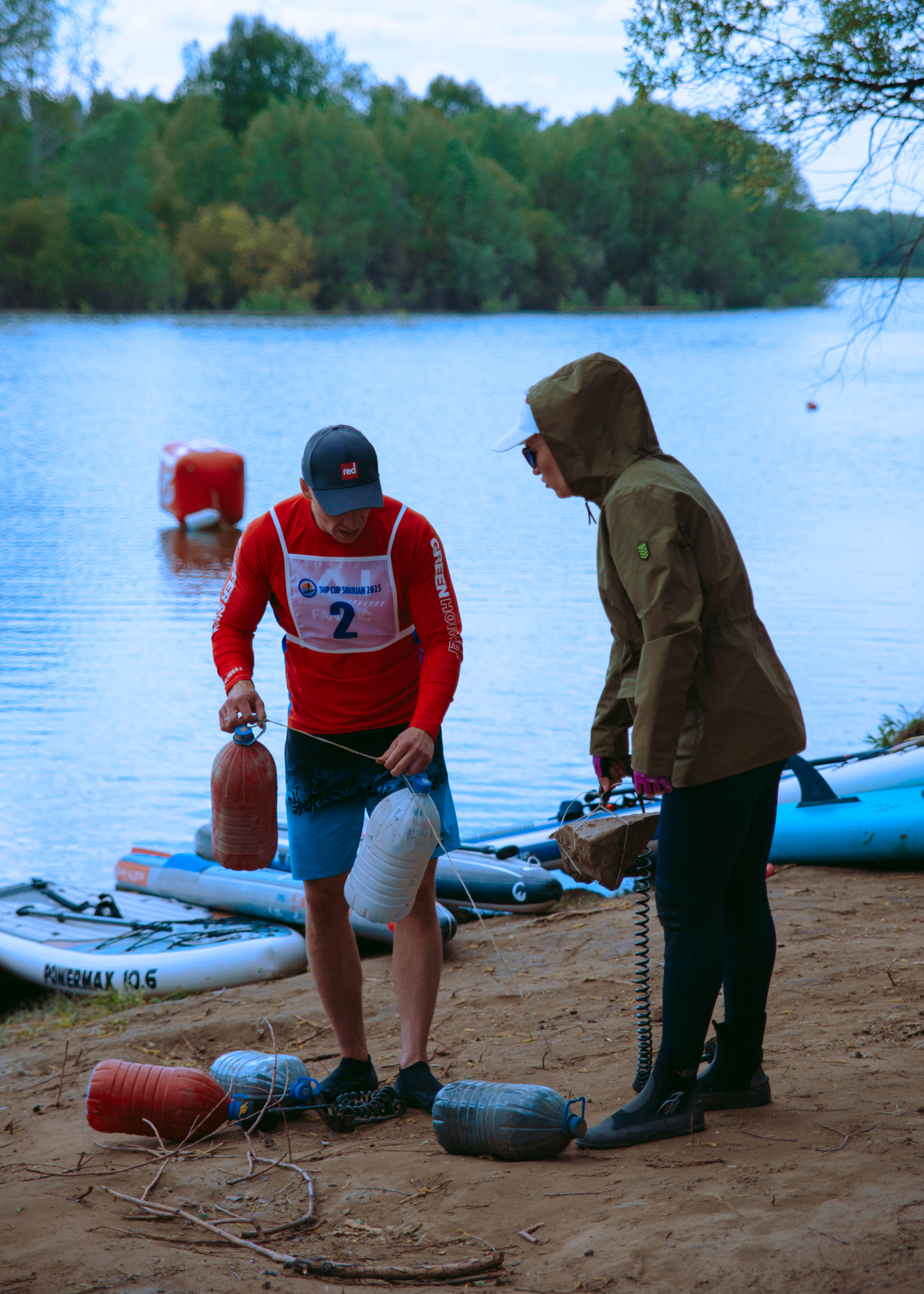 Мужчина накачивает сап.