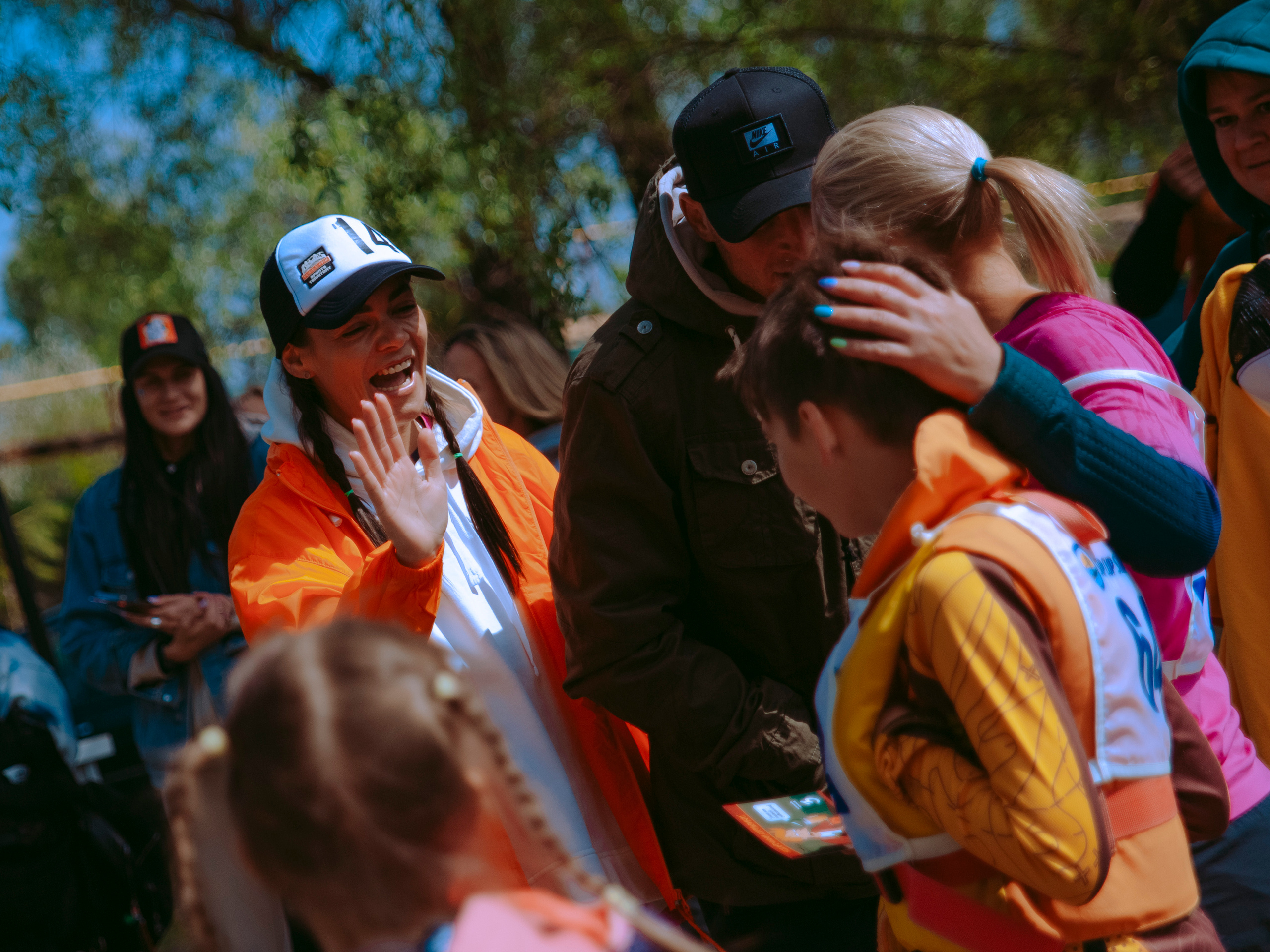 Девушка смеется и дает пять мальчику.