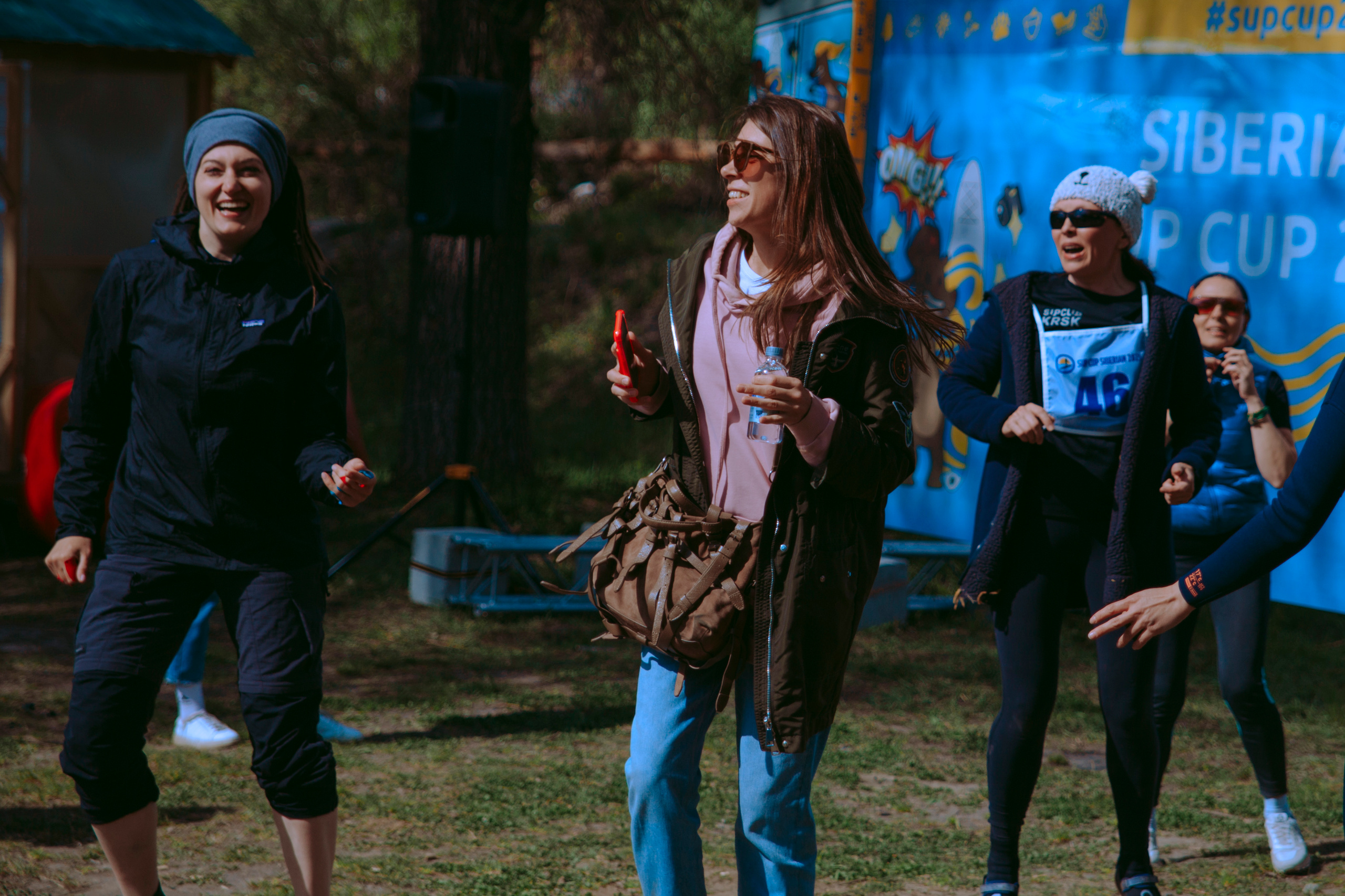 Люди танцуют на улице.