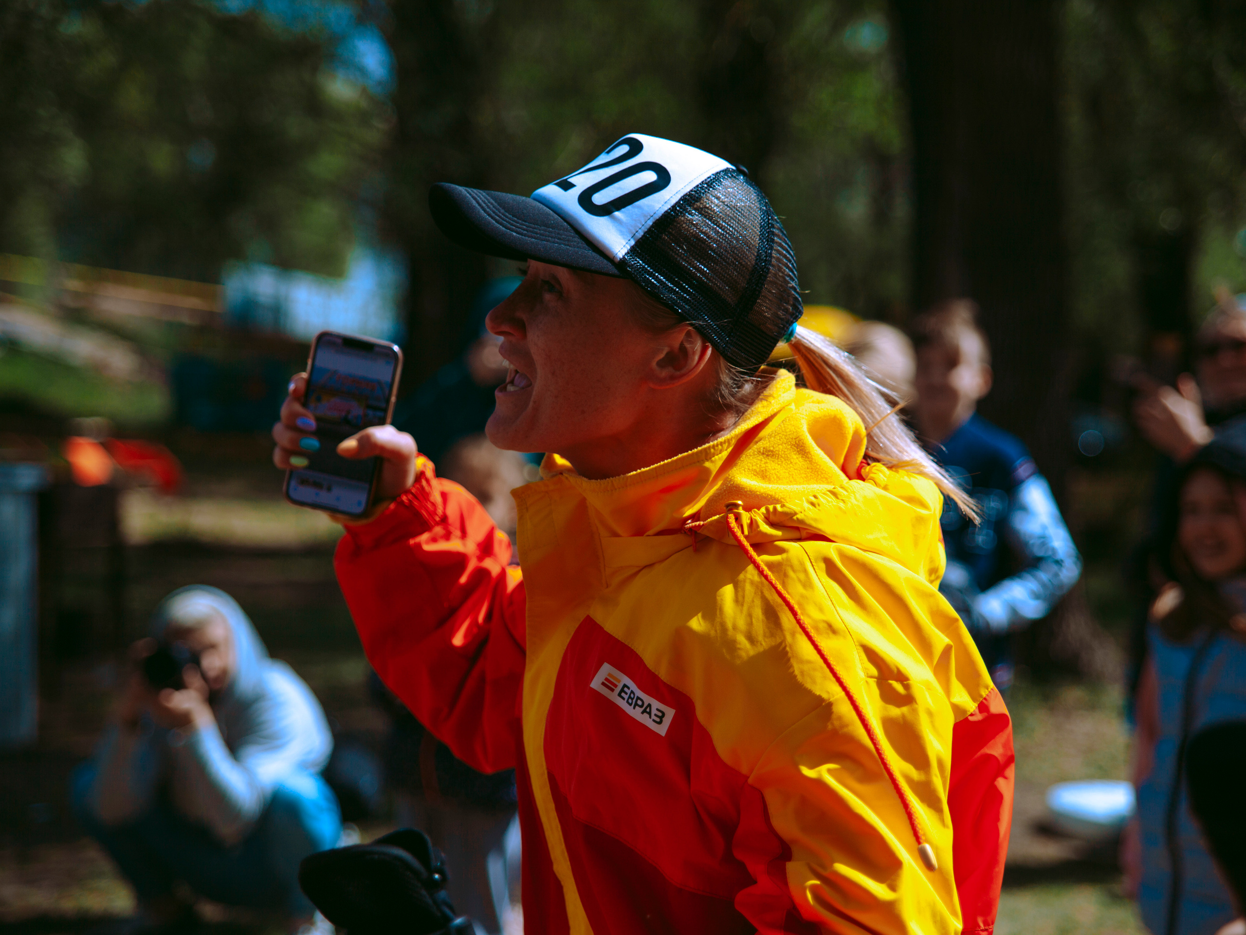 Женщина эмоционально переживает и болеет за свою команду.