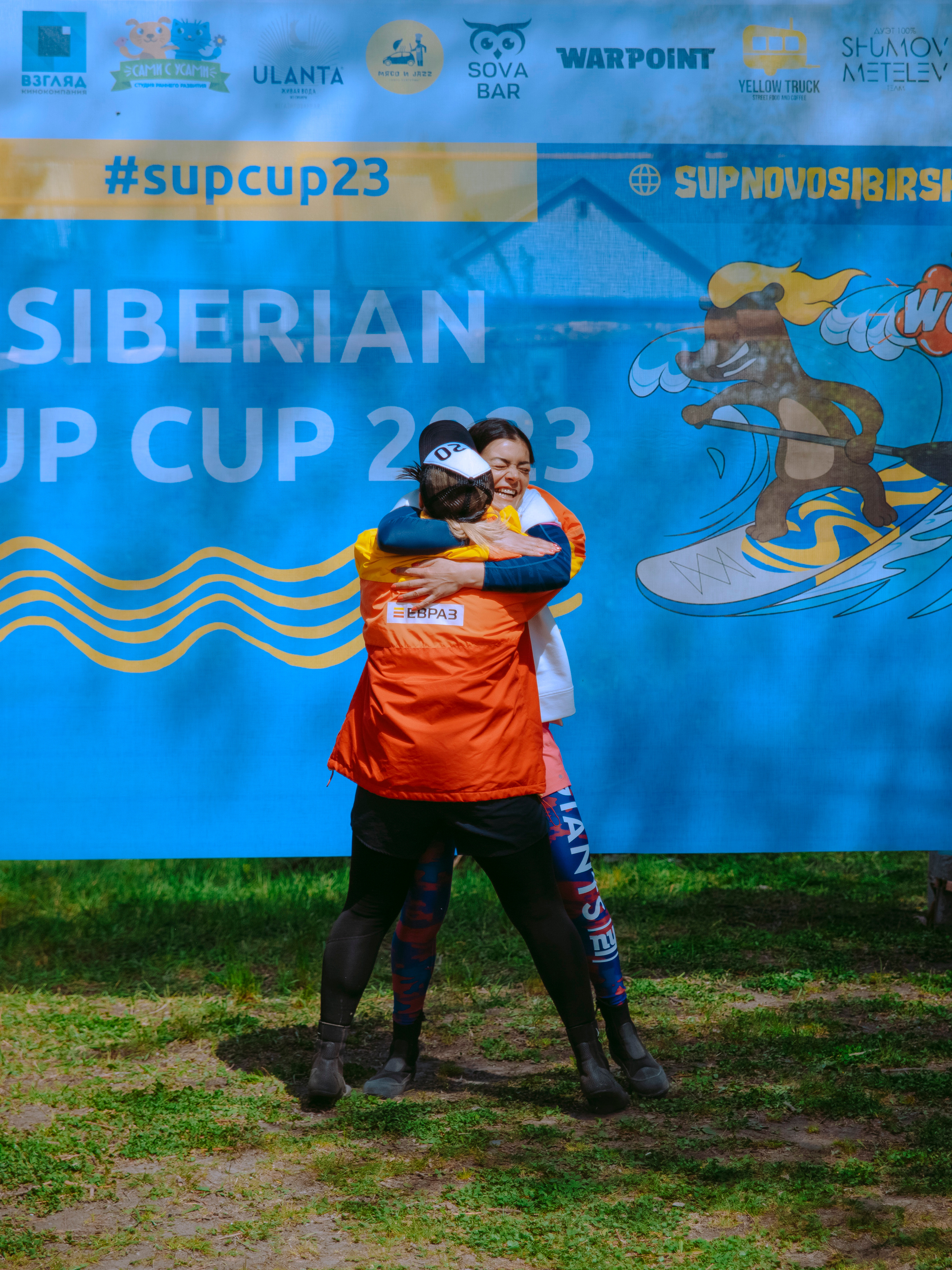 Спортсмены обнимаются и радуются победе.