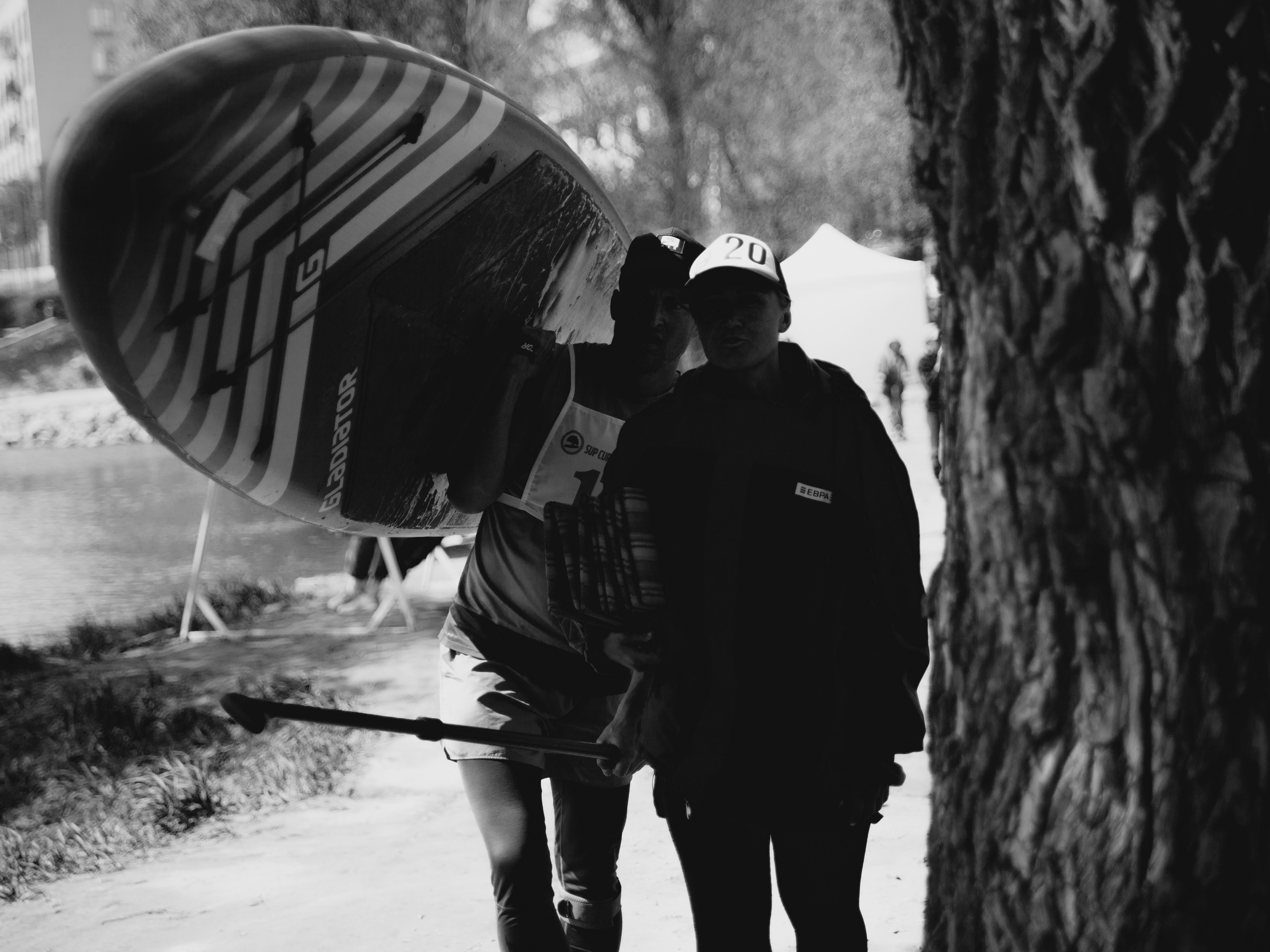 Люди несут сап.