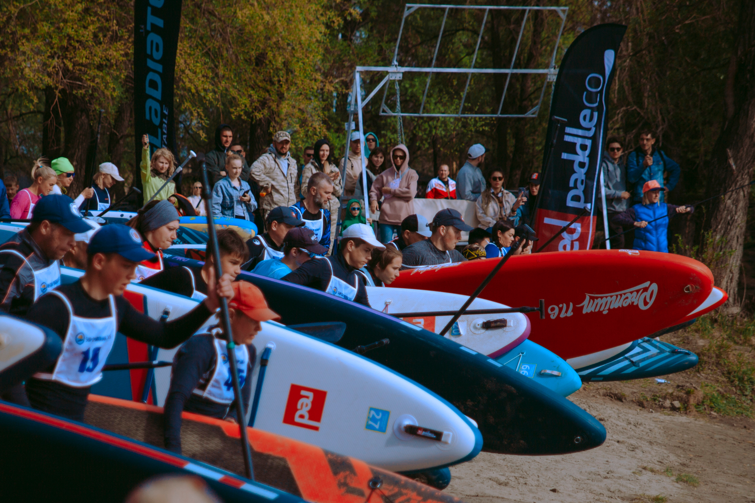 Массовый заплыв на соревнованиях по сапам в Новосибирске.