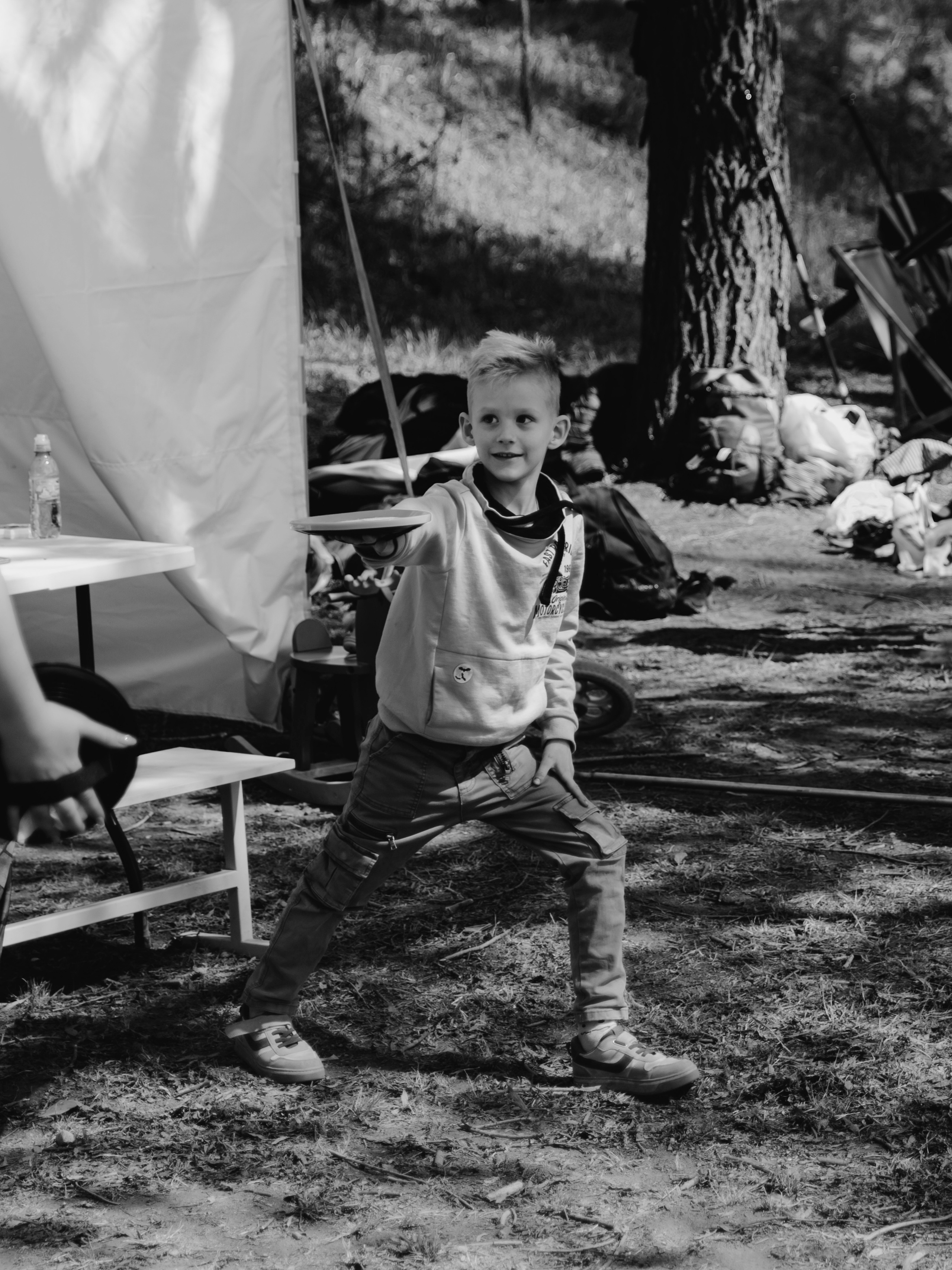 Ребенок играет в мяч.