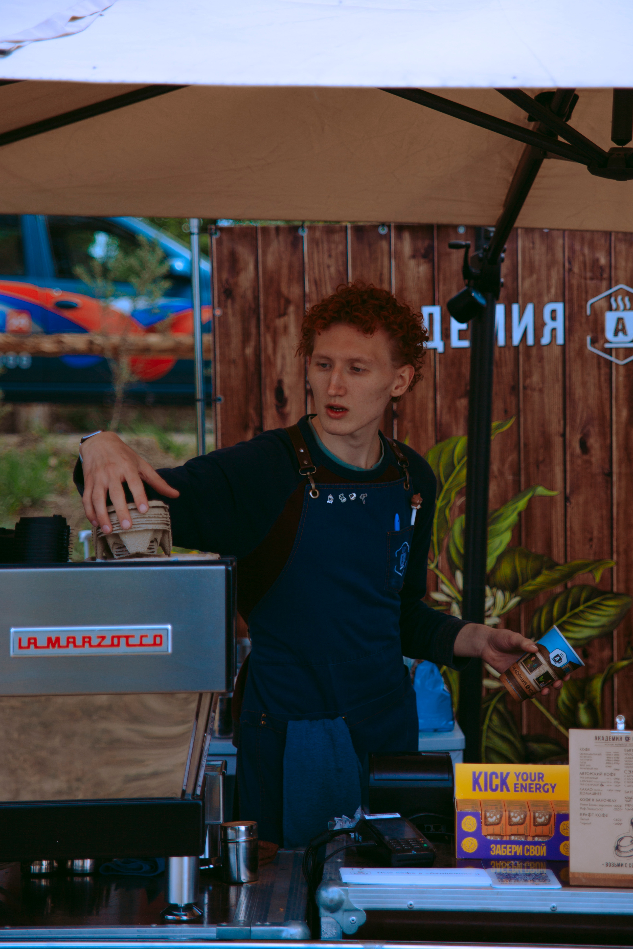 Бариста делает кофе.