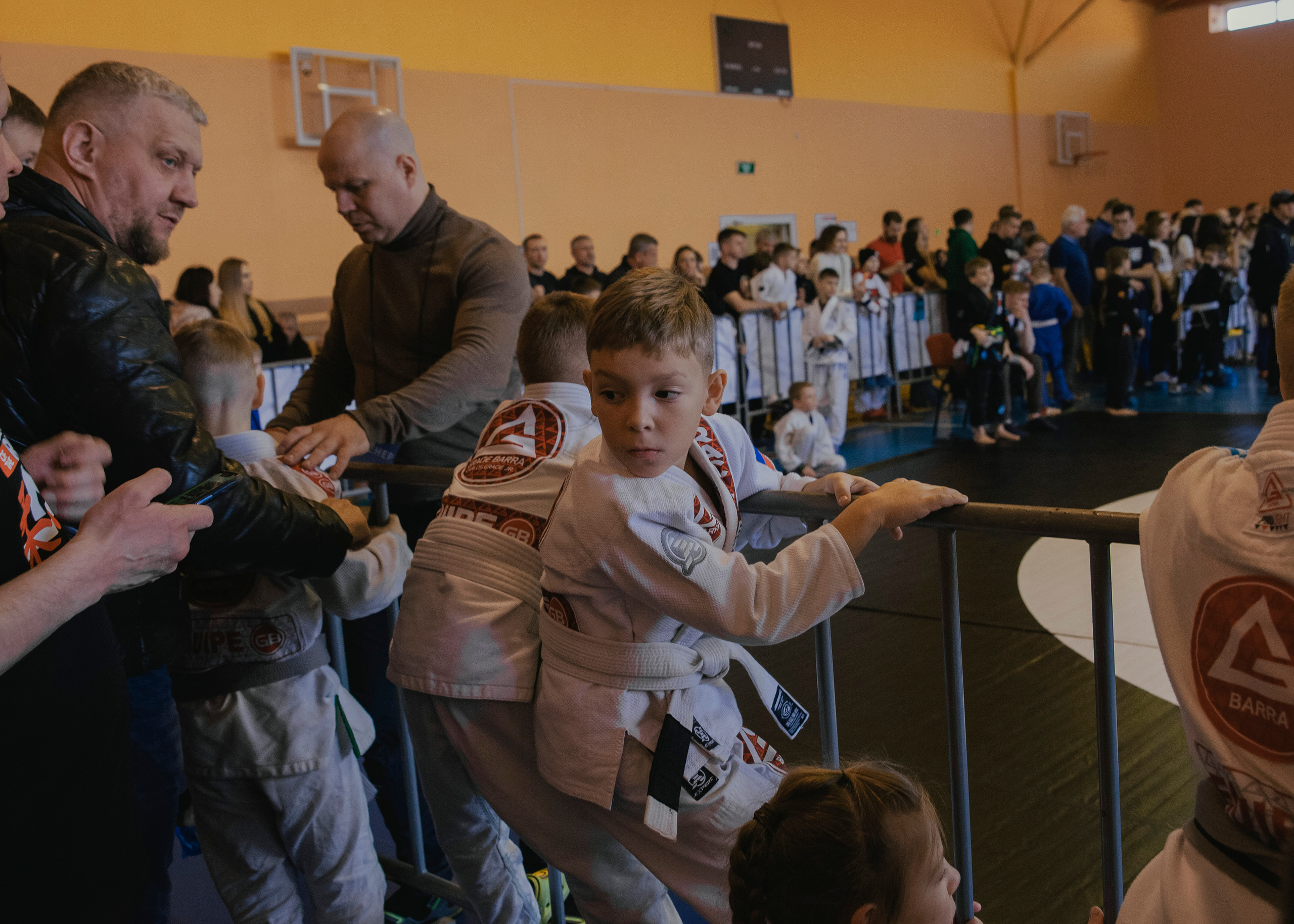 Спорный момент на детских спортивных соревнованиях.