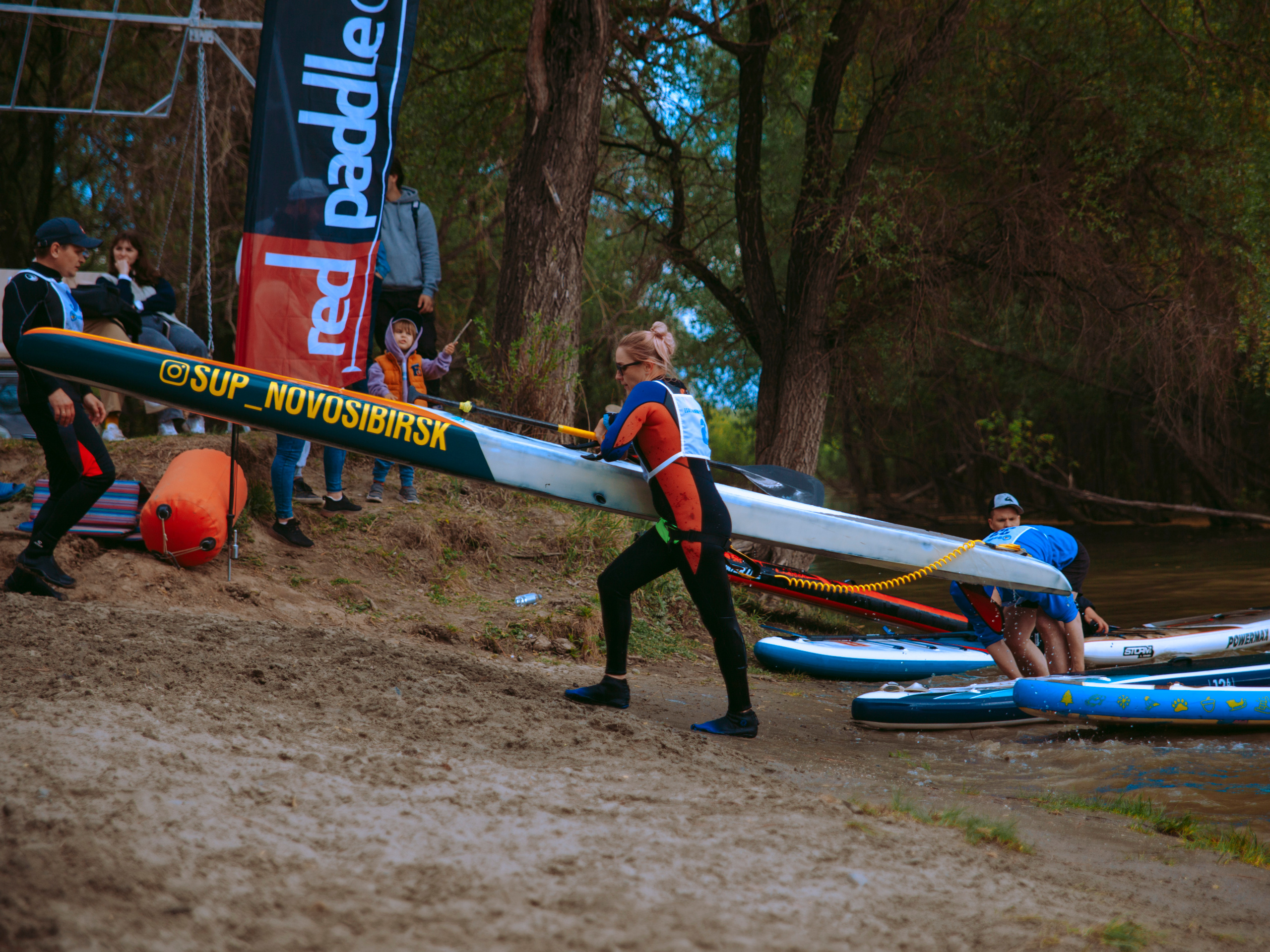 Соревнования по сап-серфингу в Новосибирске.