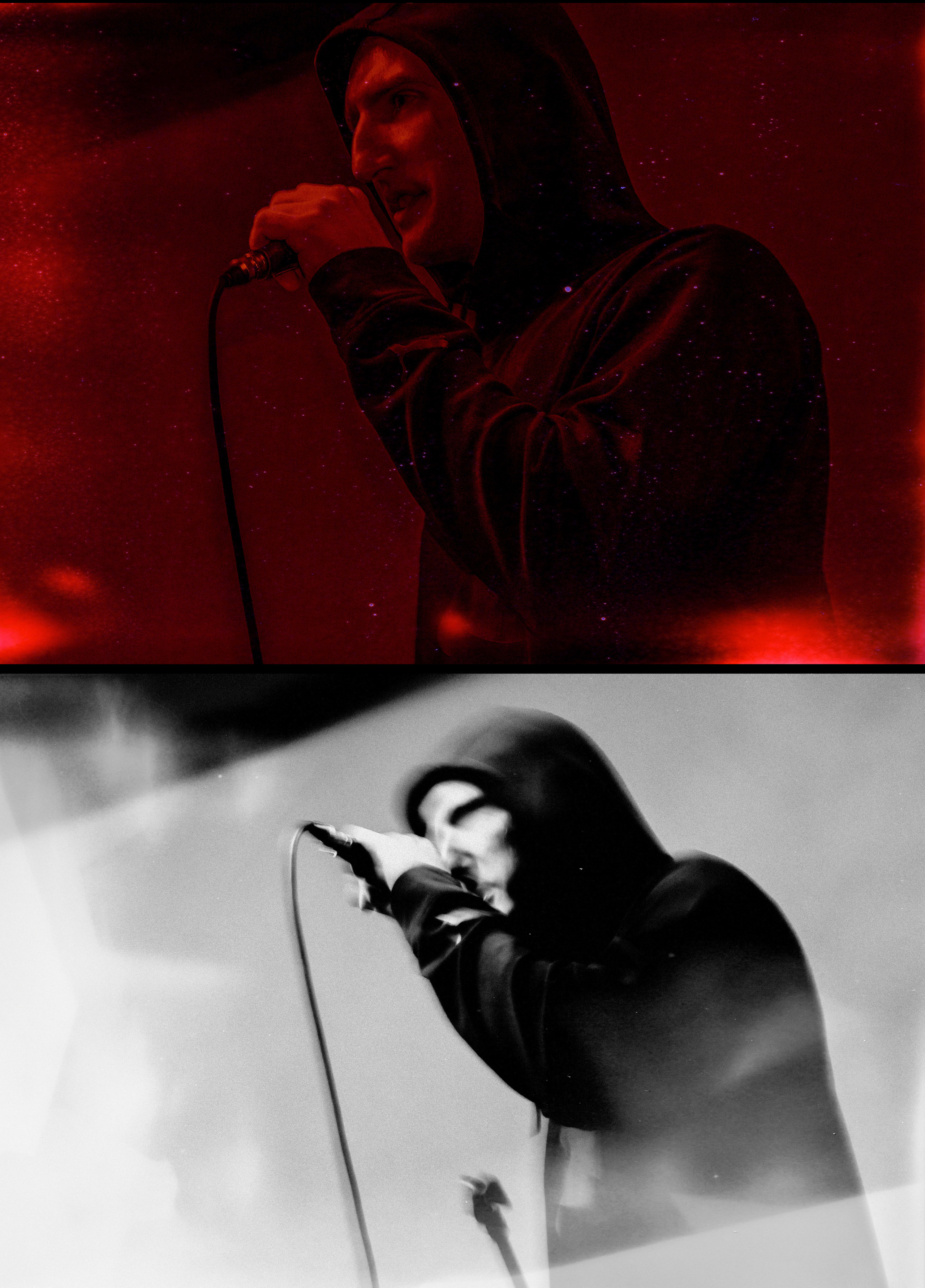 Парень в капюшоне читает рэп.