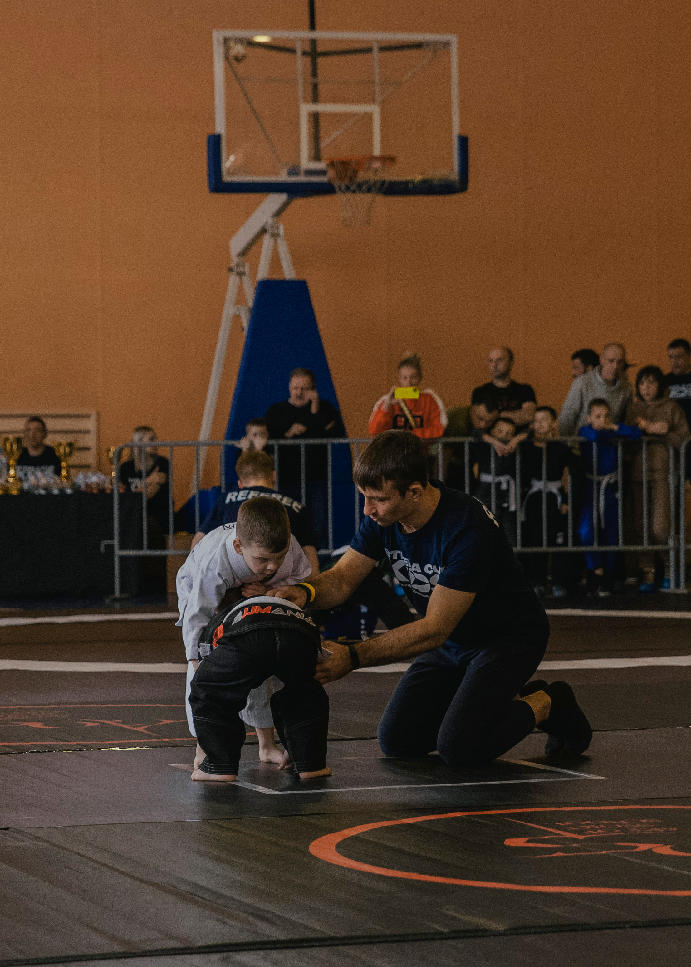 Борьба на детском турнире по джиу-джитсу.