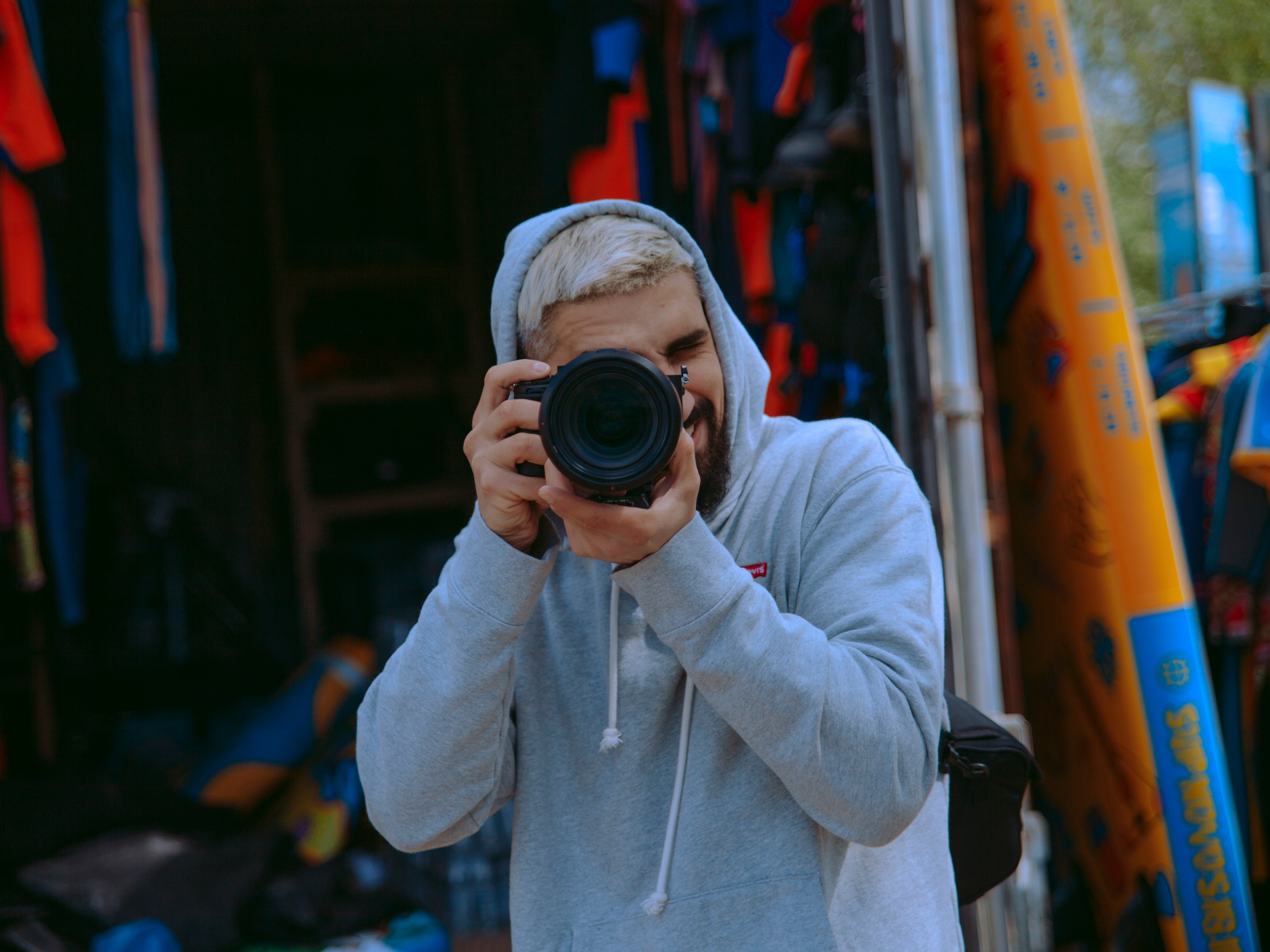 Светловолосый фотограф.